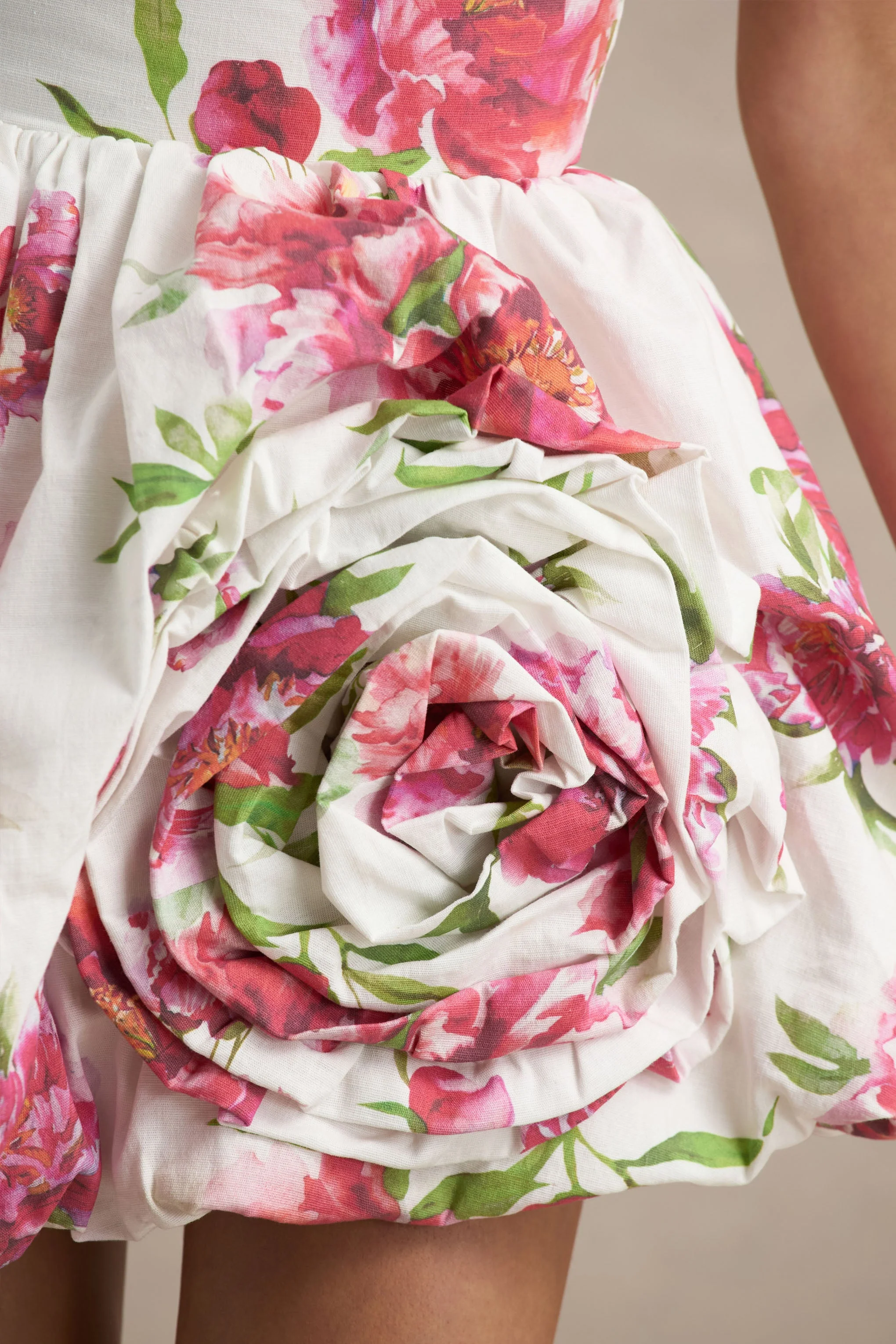 Adira | Crème Bloemenprint Bandeau Pof Mini Jurk Met Ruches Detail - Image 7
