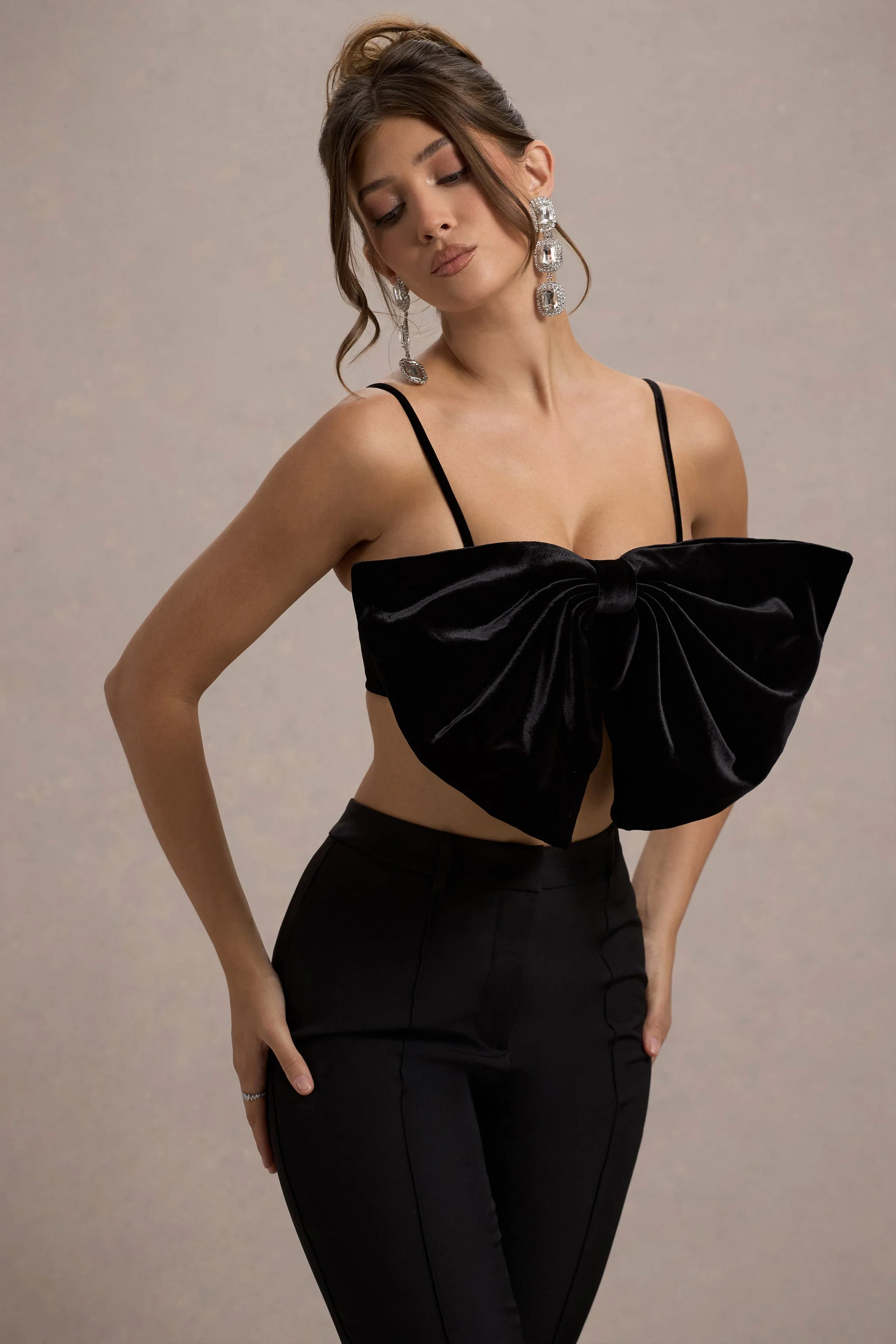 Adya | Zwarte Velours Croptop Met Spaghetti Bandjes En Strik - Image 3