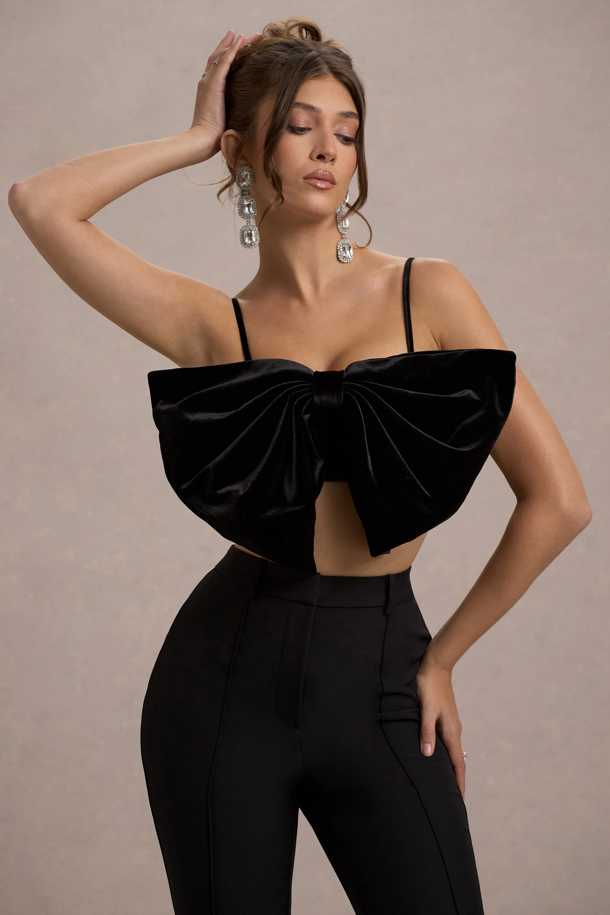 Adya | Zwarte Velours Croptop Met Spaghetti Bandjes En Strik - Image 4