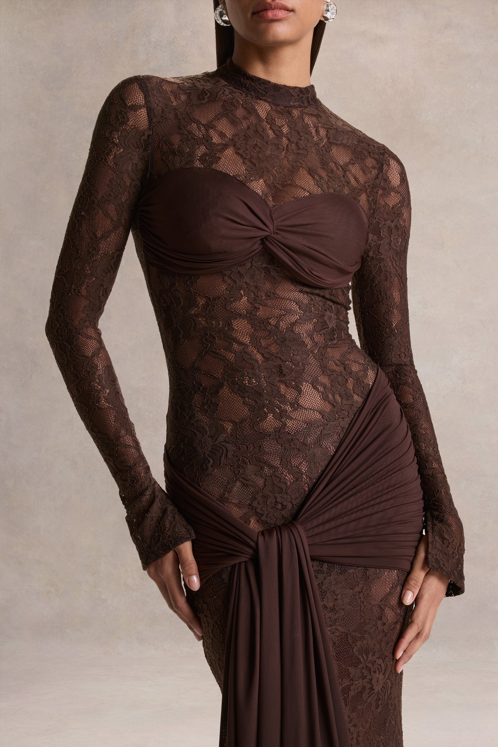 Akira | Bruine Kanten Maxi Jurk Met Ceintuur Detail - Image 3