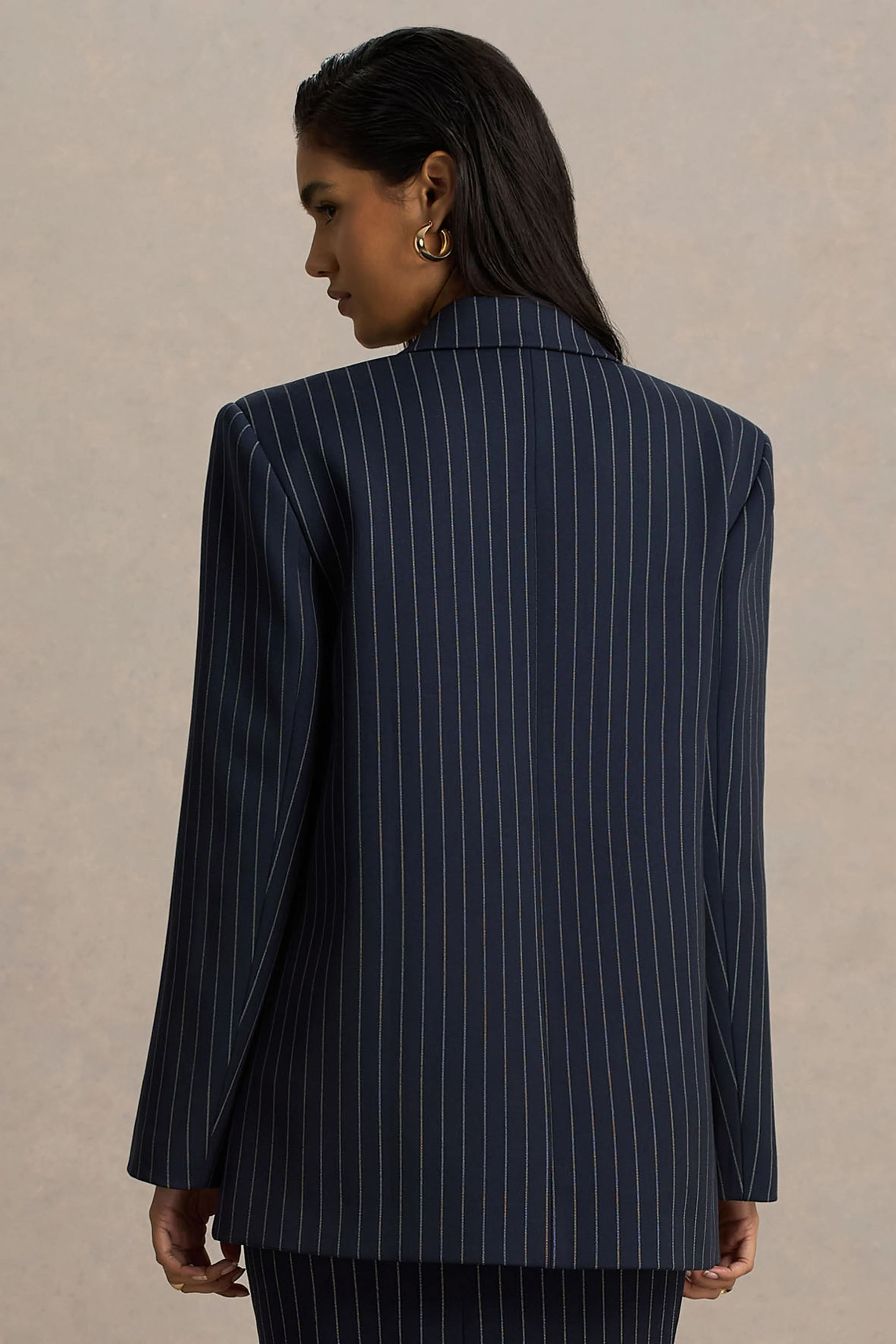 Alana | Marineblauwe Krijtstreep Getailleerde Blazer Met Diepe V-hals - Image 3