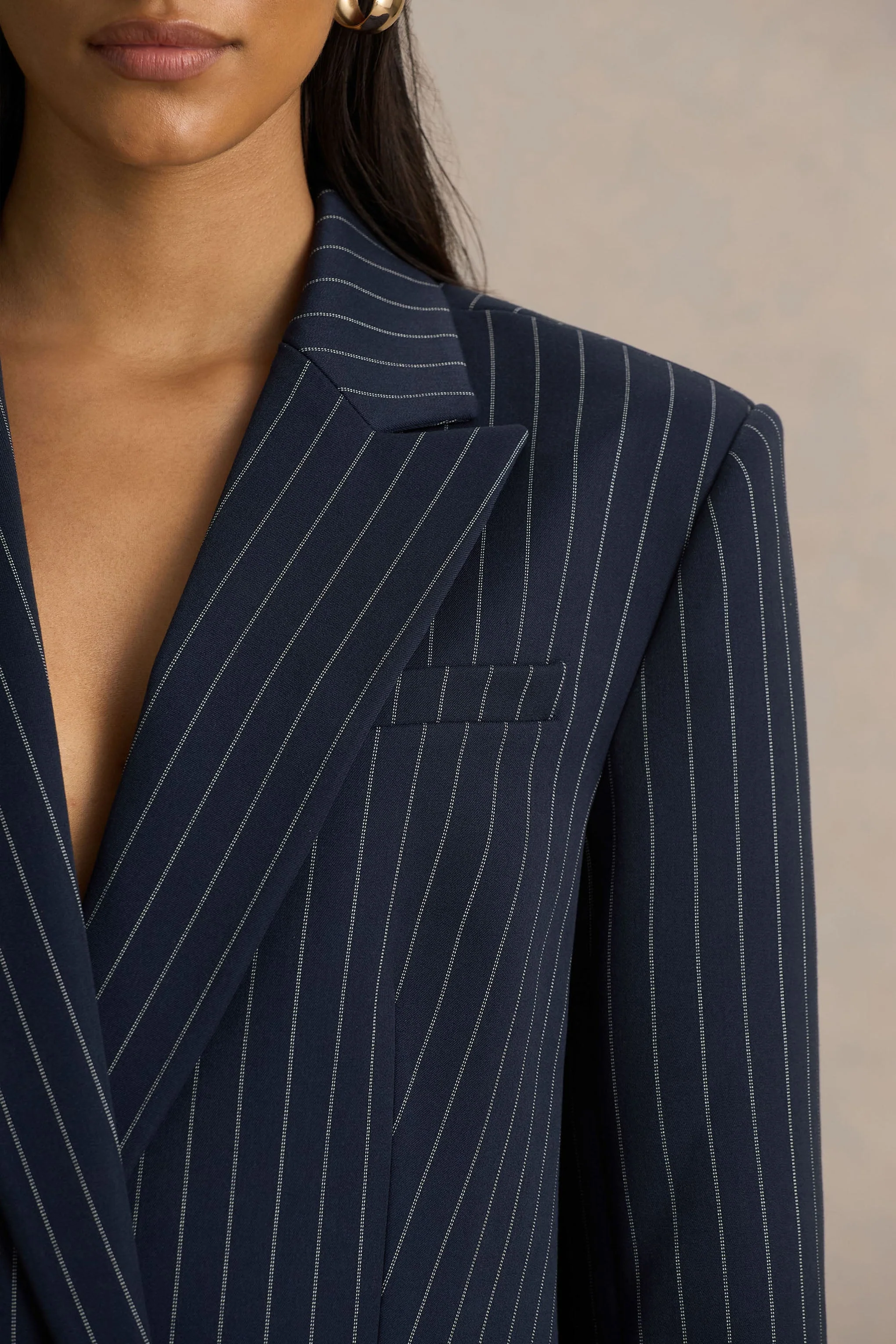Alana | Marineblauwe Krijtstreep Getailleerde Blazer Met Diepe V-hals - Image 4