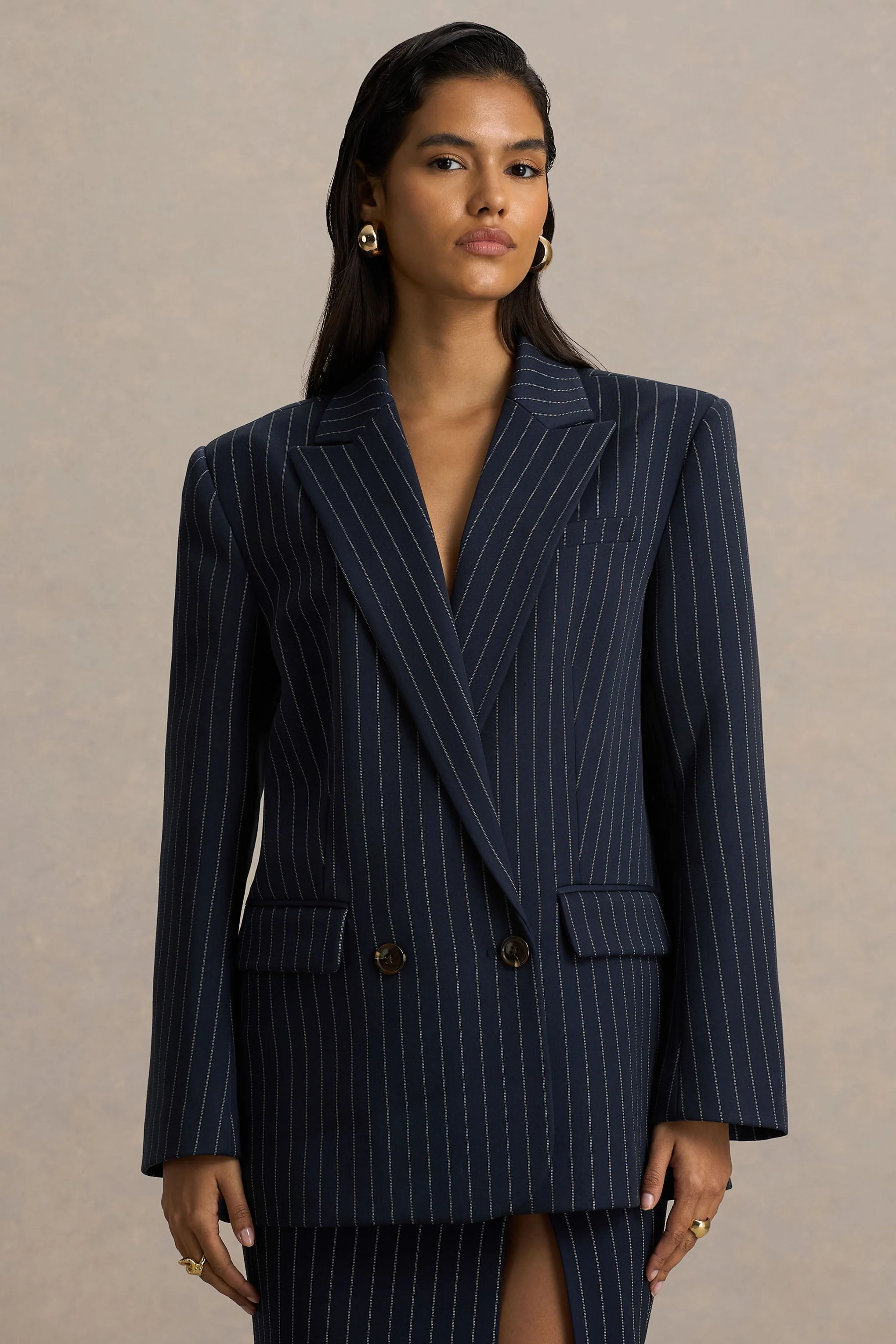 Alana | Marineblauwe Krijtstreep Getailleerde Blazer Met Diepe V-hals - Image 5