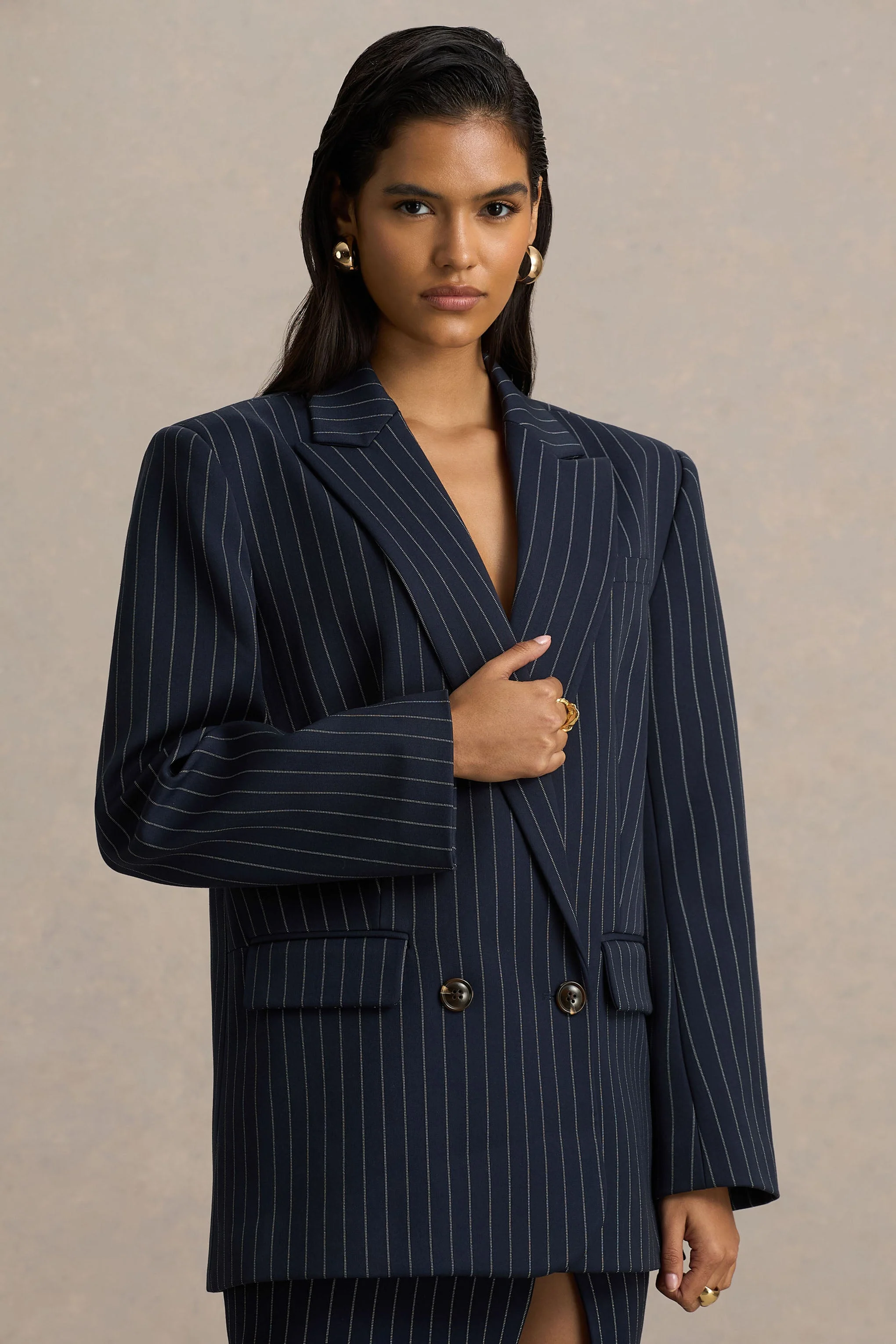 Alana | Marineblauwe Krijtstreep Getailleerde Blazer Met Diepe V-hals - Image 6