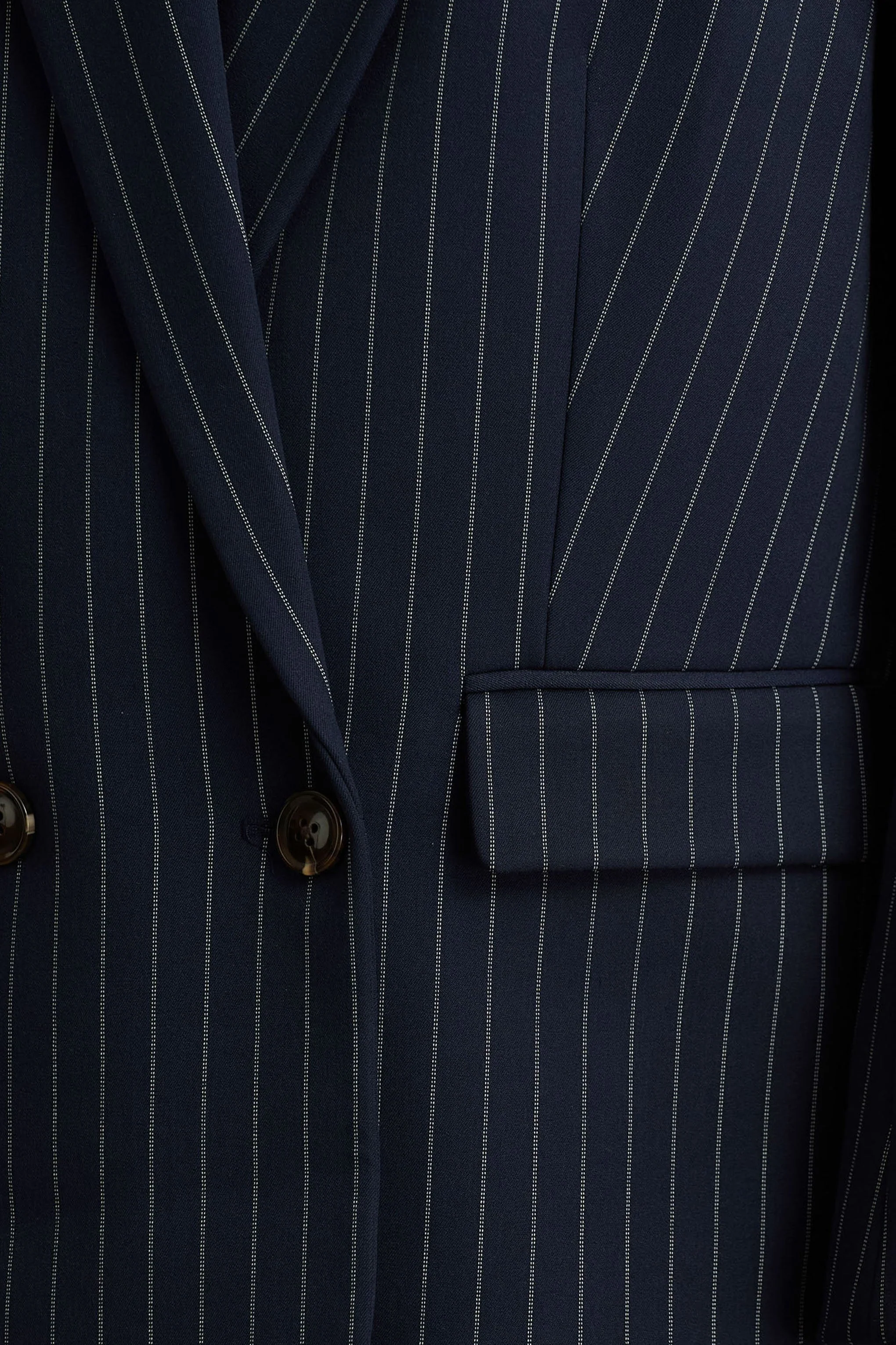Alana | Marineblauwe Krijtstreep Getailleerde Blazer Met Diepe V-hals - Image 7