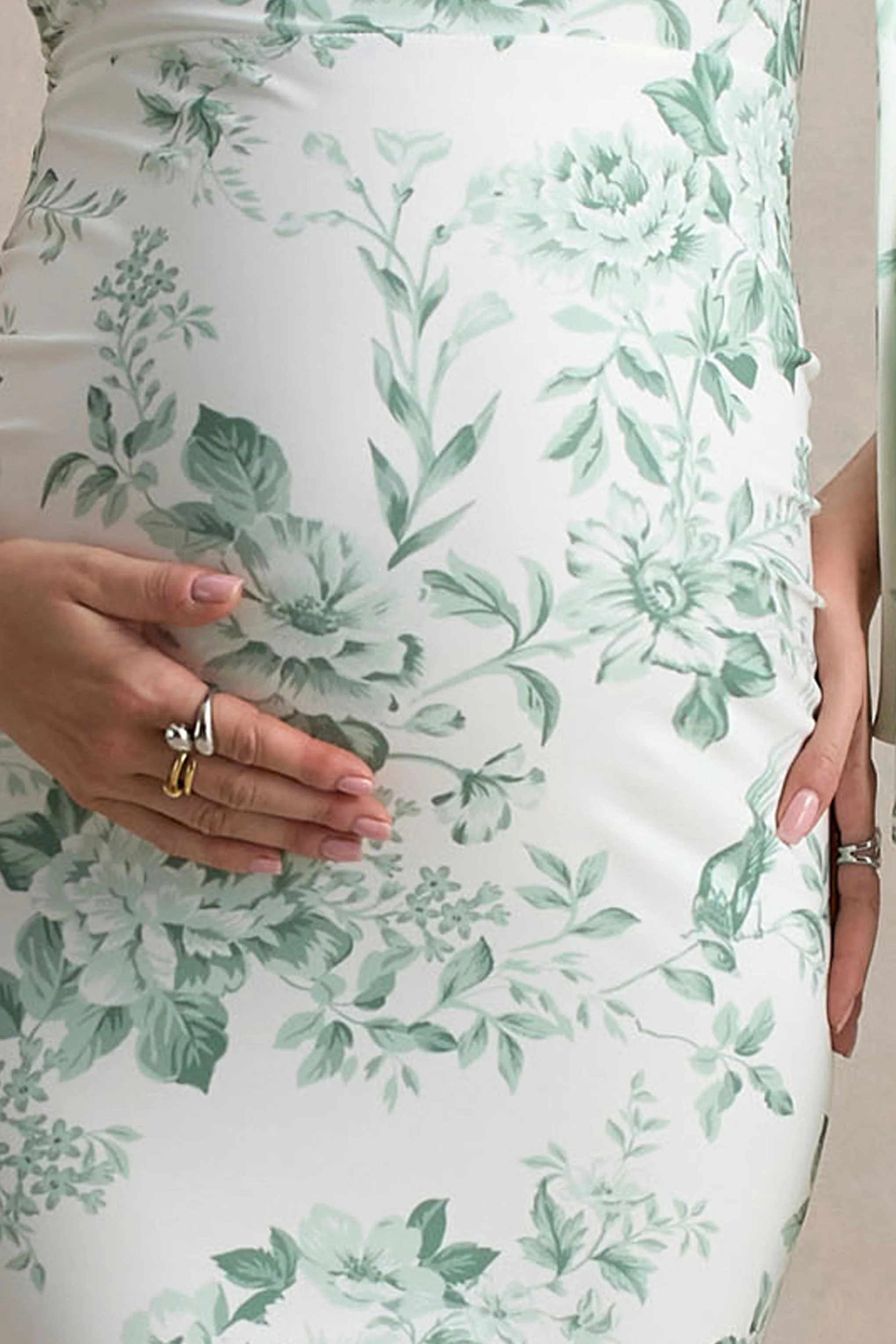 Aliana | Groene Porseleinen Print Asymmetrische Zwangerschaps Maxi jurk Met Gerimpeld Details - Image 6