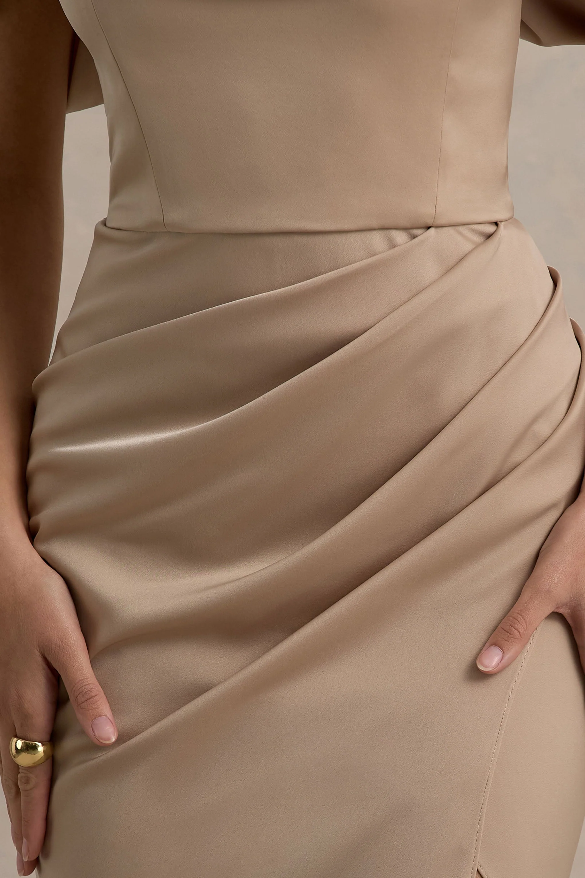 Annie | Champagne Satijnen Bardot Maxi Jurk Met Split En Overslag Rok - Image 6