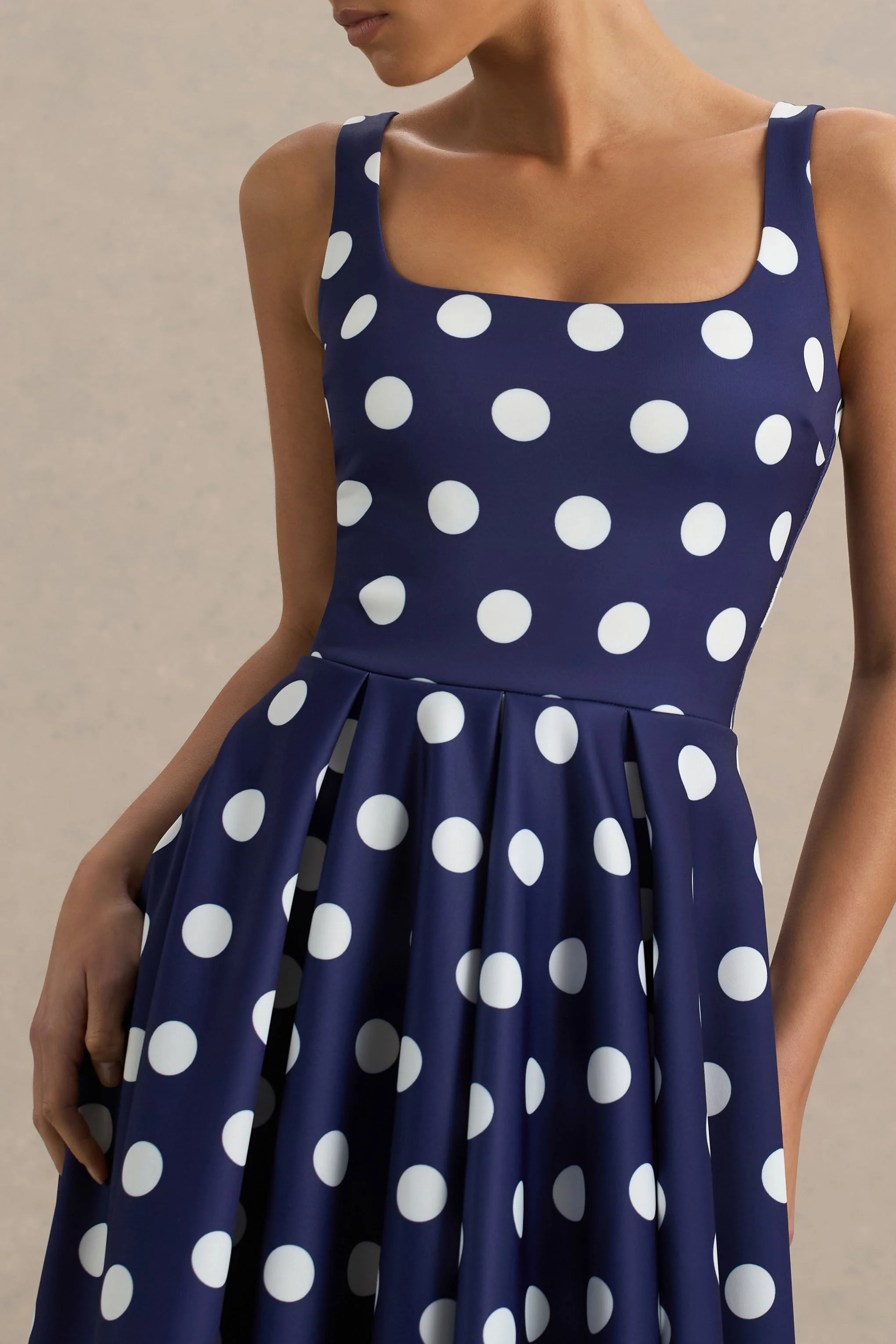 Berta | Marineblauwe En Witte Stippen Print Vierkante Hals Midi Jurk - Image 6