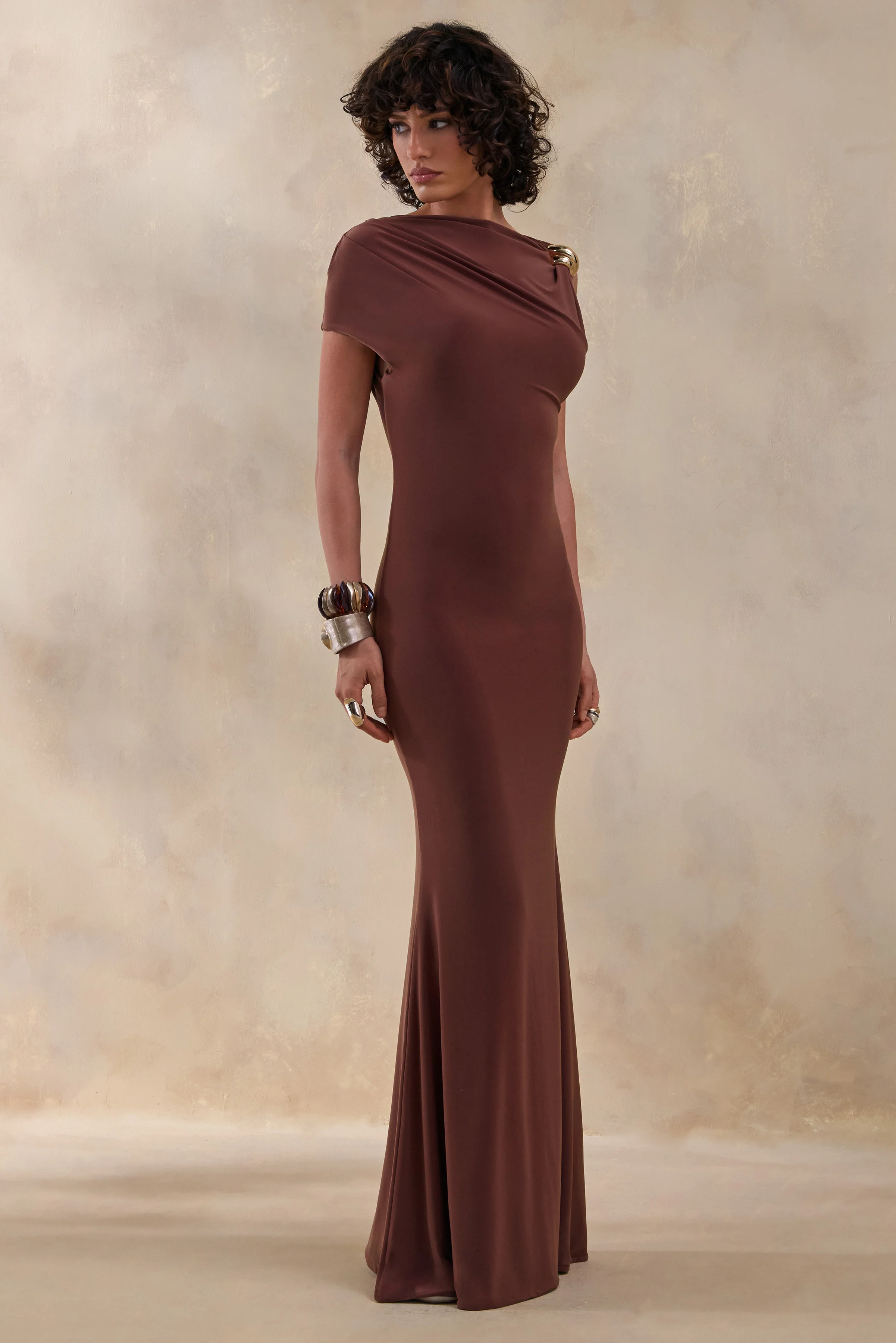Blaire | Bruine Asymmetrische Hals Maxi Jurk Met Gouden Details - Image 4