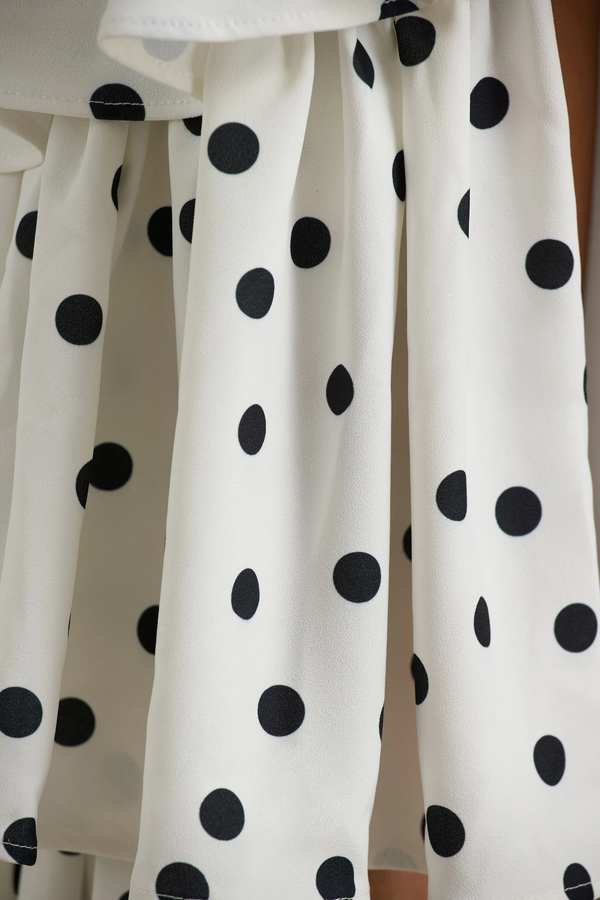 Bogota |Stippen Print Diepe V-Hals Maxi Jurk Met Ruches Detail En Hoge Voorsplit - Image 7