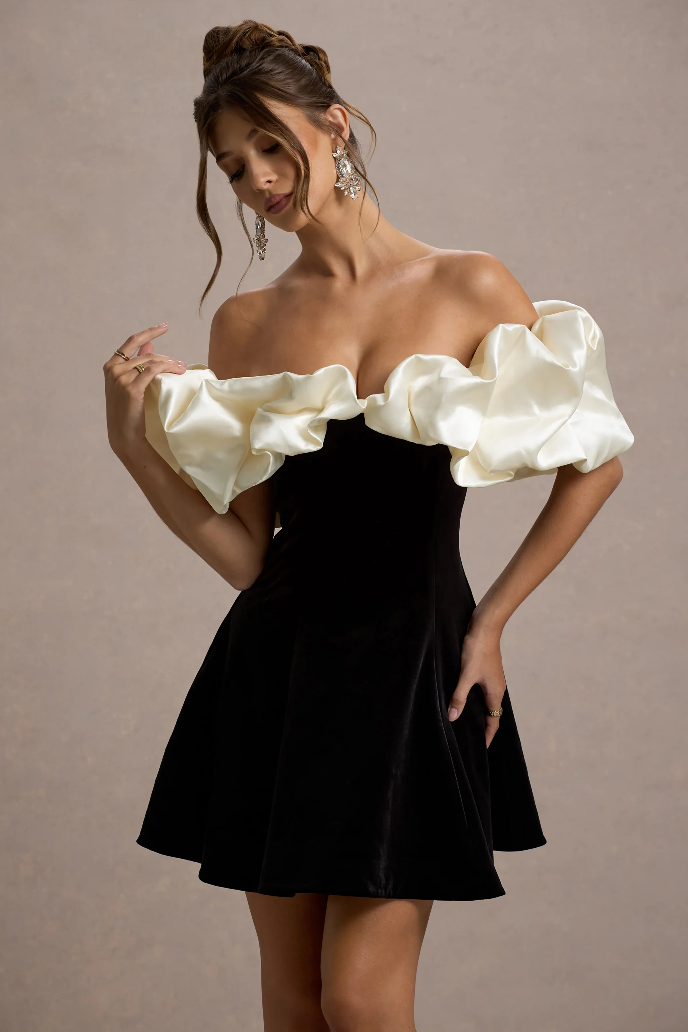 Brynne | Zwart & Crème Velours Mini Jurk Met Satijnen Pofmouwen - Image 3