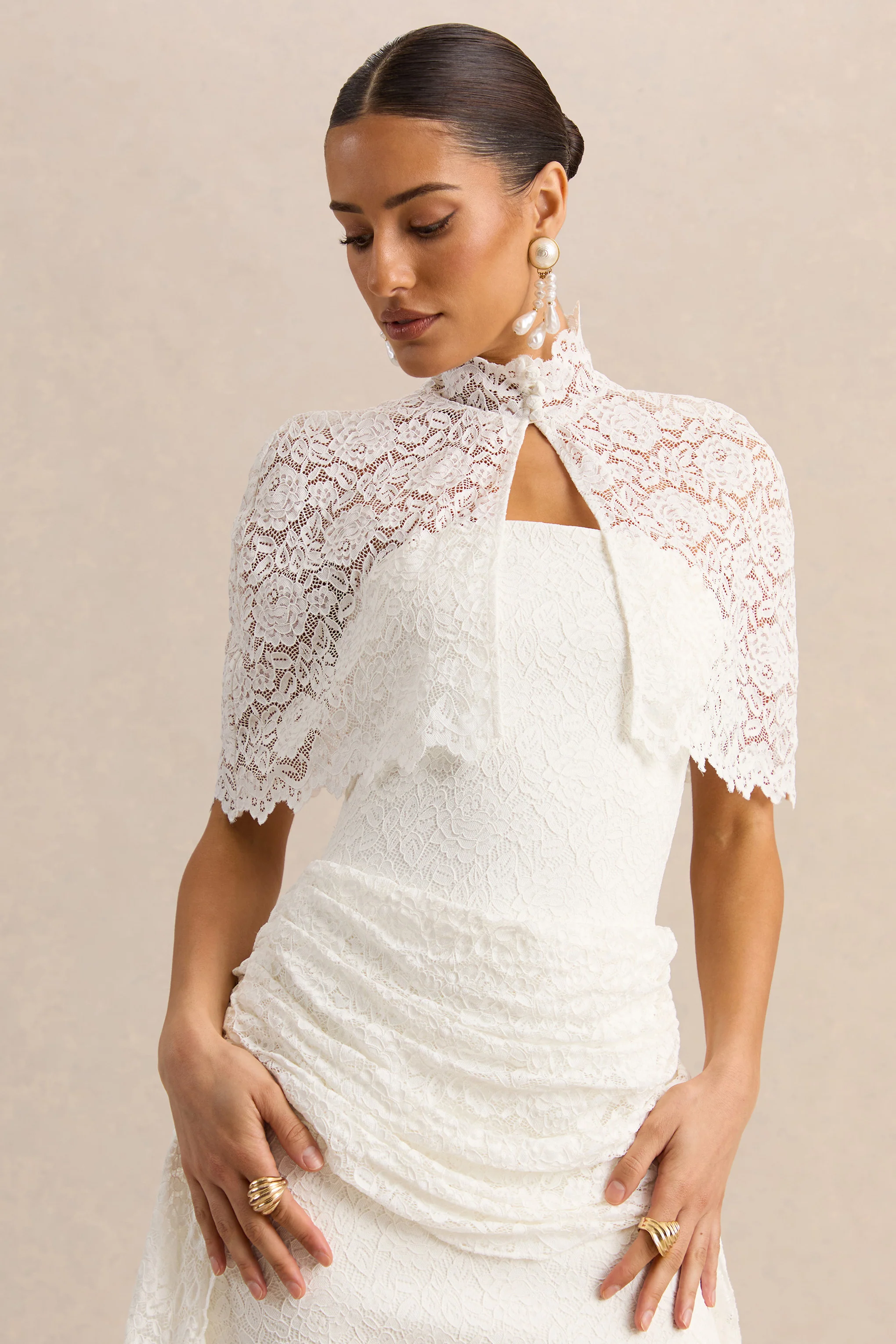 Caliro | Witte Kanten Korte Cape Met Hoge Hals - Image 4
