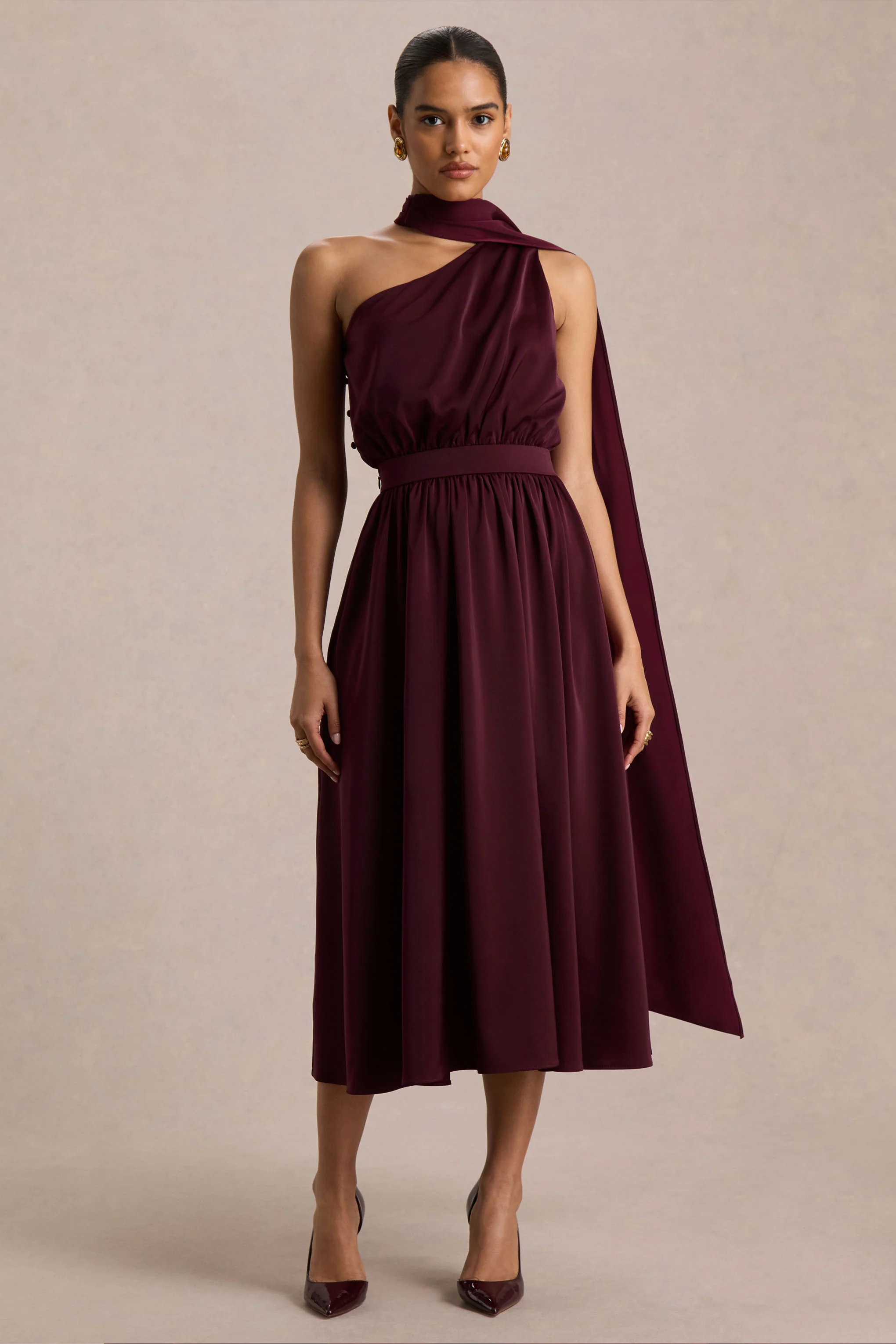 Caluna | Bordeaux Satijnen Asymmetrische Midi Jurk Met Sjaaldetail - Image 3