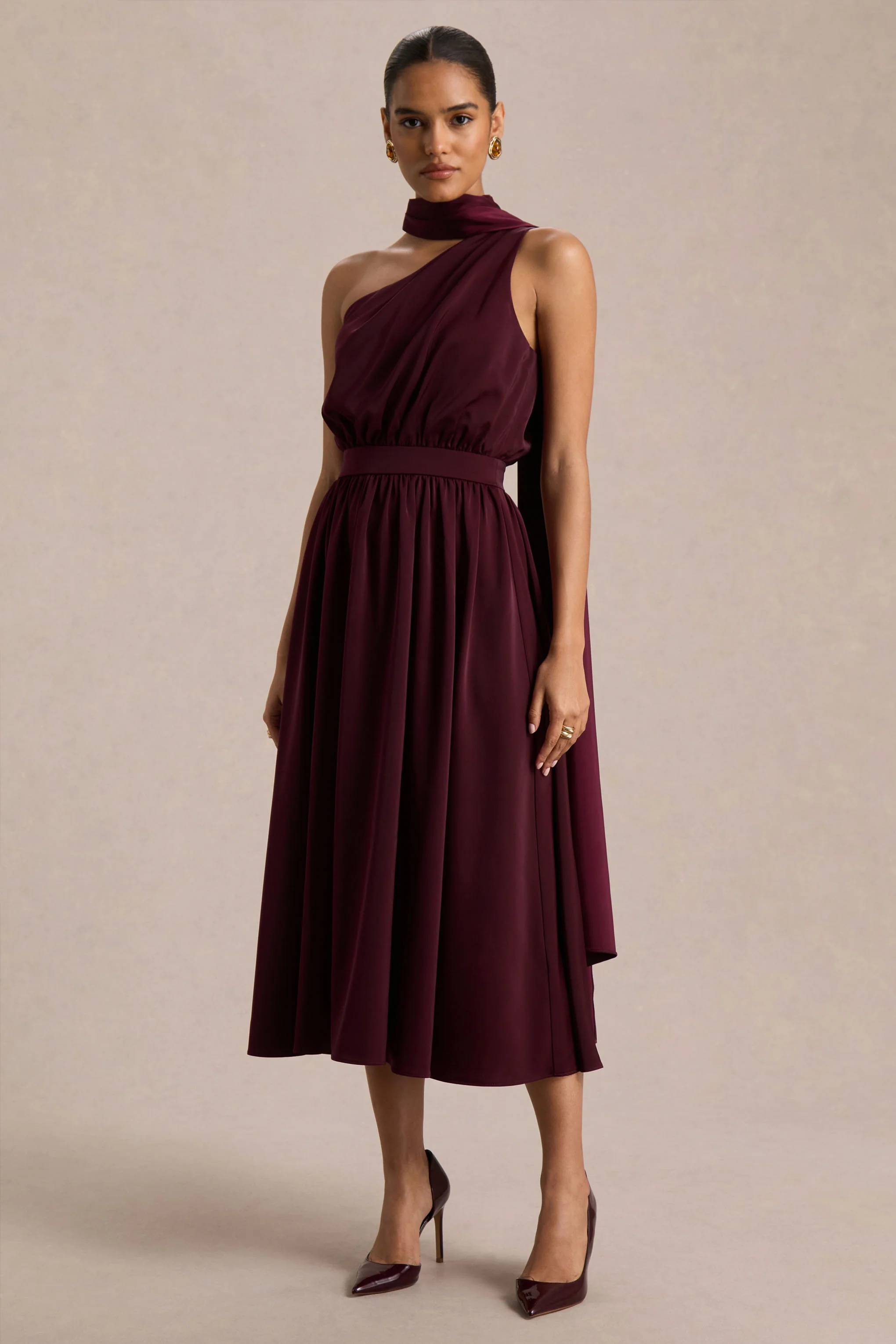 Caluna | Bordeaux Satijnen Asymmetrische Midi Jurk Met Sjaaldetail - Image 4