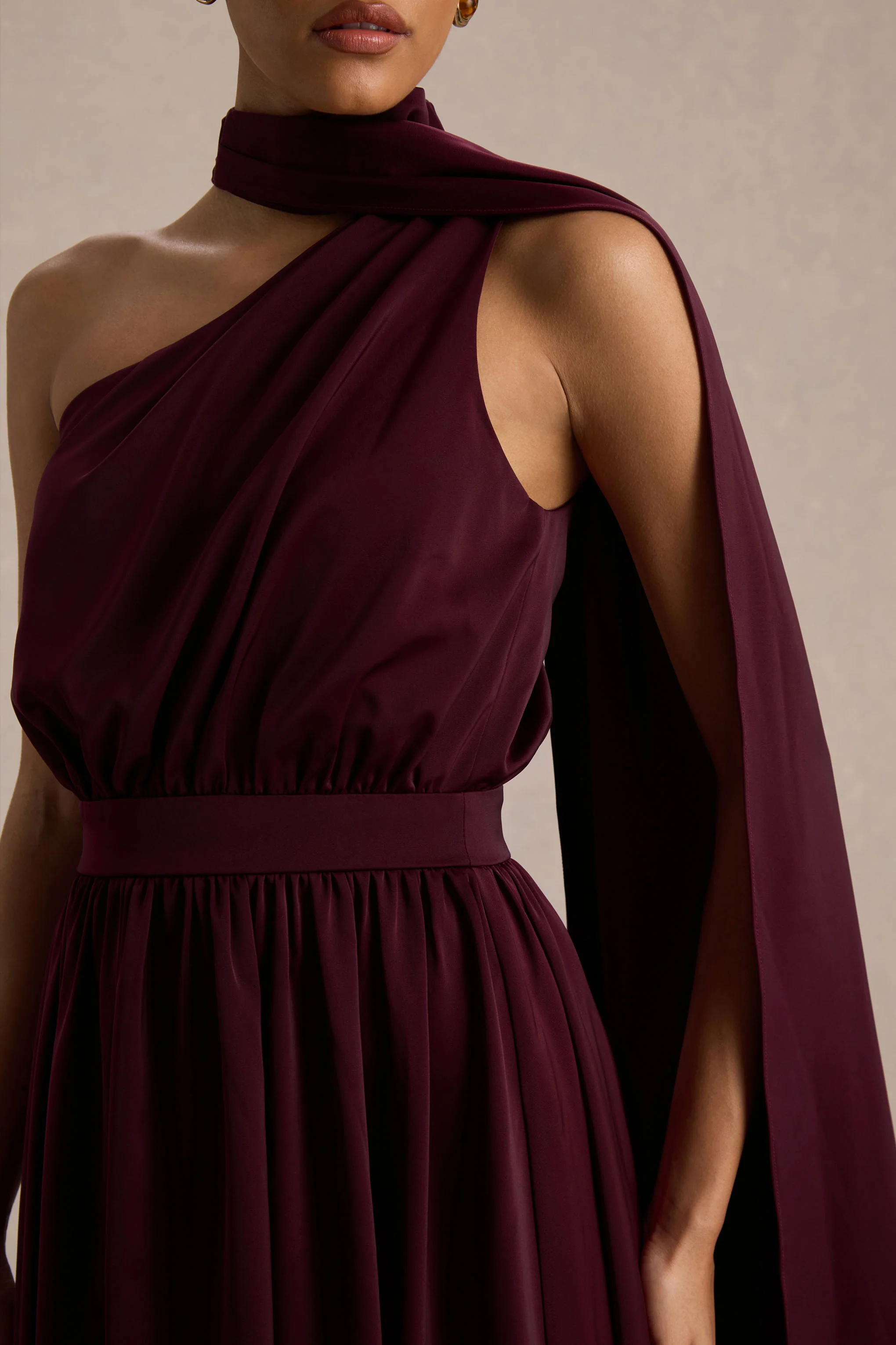 Caluna | Bordeaux Satijnen Asymmetrische Midi Jurk Met Sjaaldetail - Image 5