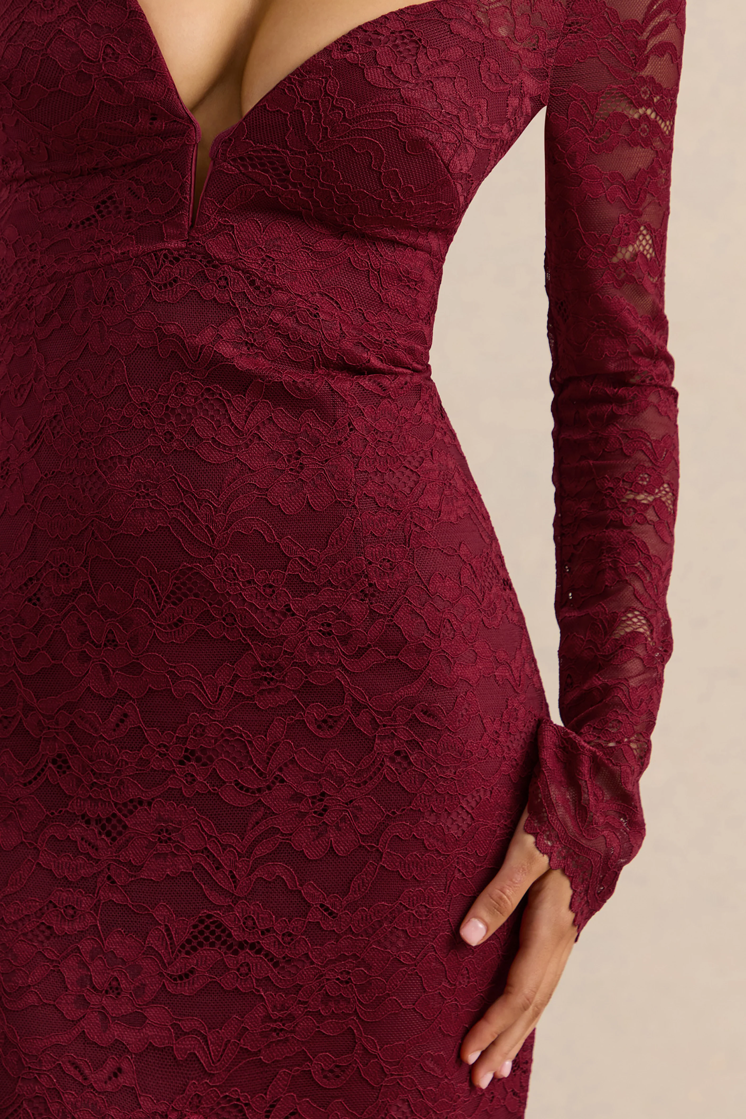 Camilly | Bordeaux Kant Diepe V-Hals Mermaid Midi Jurk - Image 10