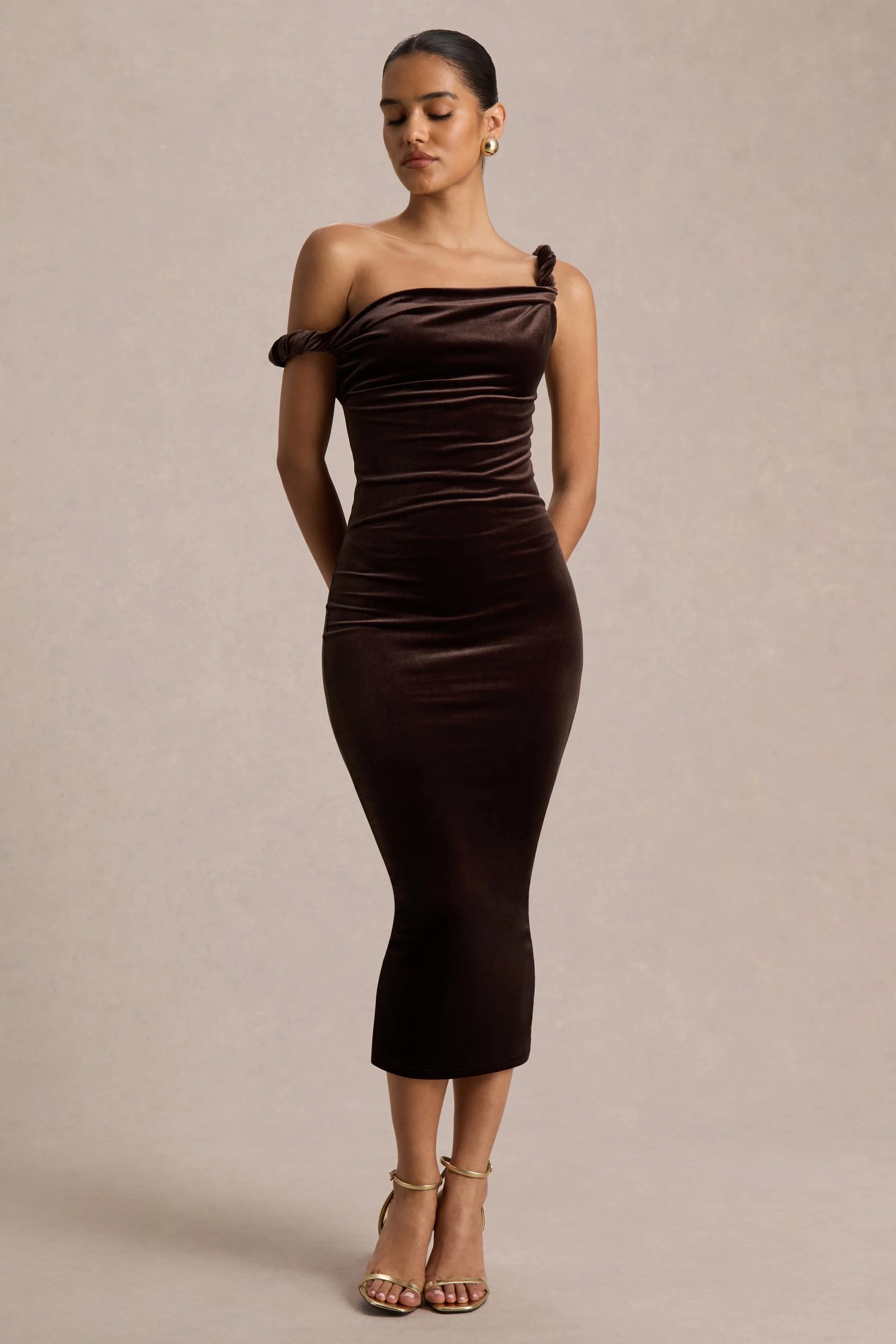Carella | Bruine Fluwelen Gedraaide Asymmetrische Midi Jurk - Image 3