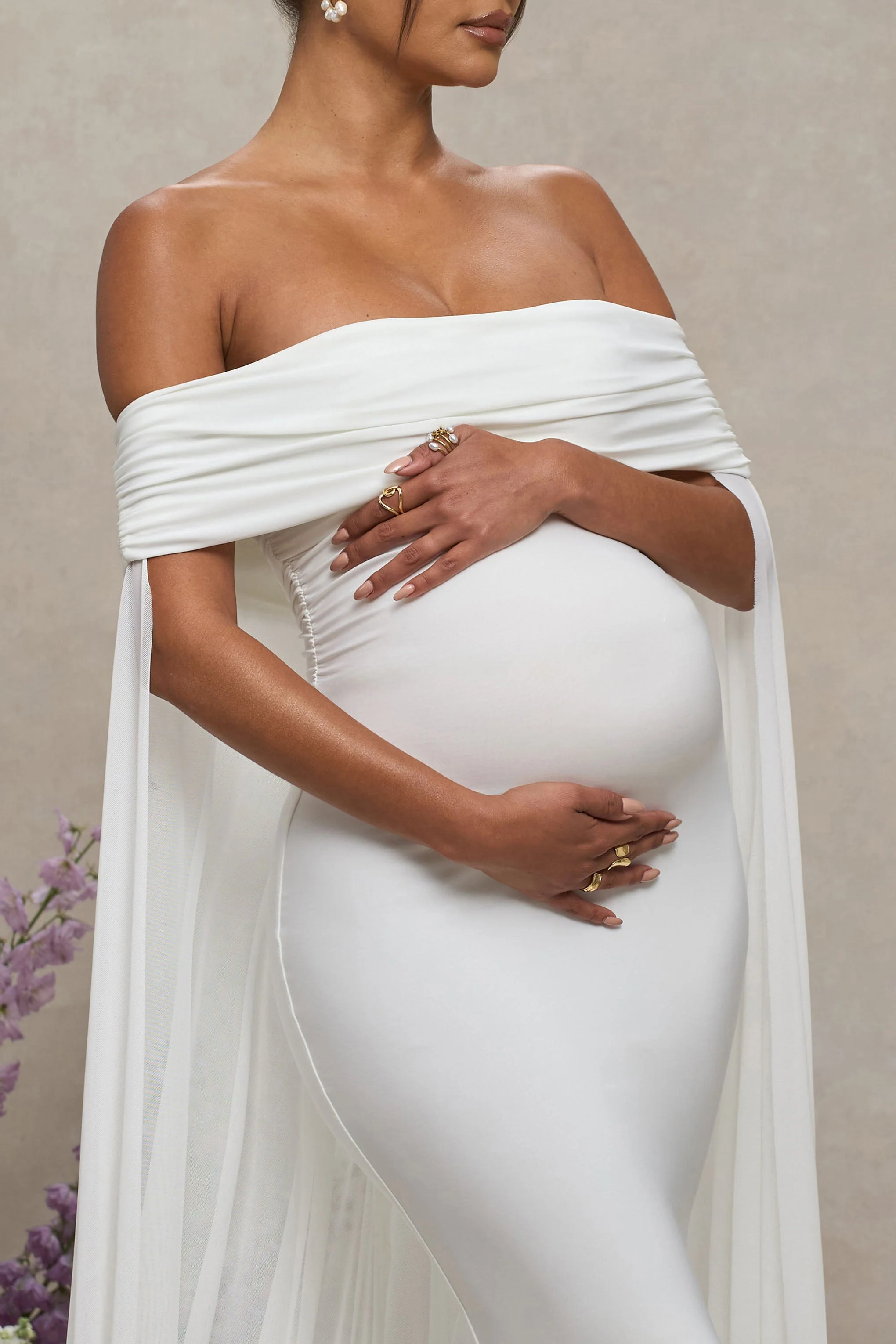 Carlotta | Witte Bardot Zwangerschaps Maxi Jurk Met Chiffon Cape - Image 3