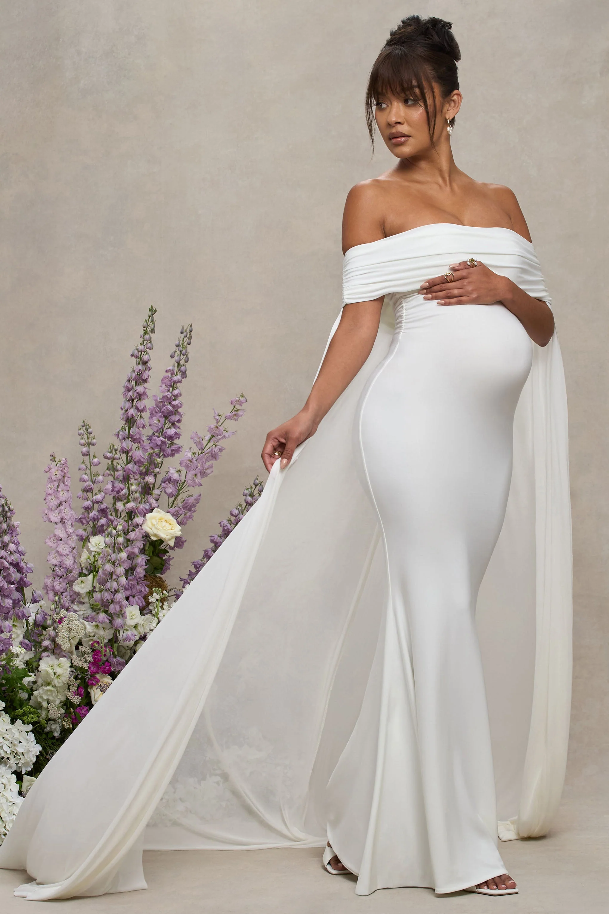 Carlotta | Witte Bardot Zwangerschaps Maxi Jurk Met Chiffon Cape - Image 4