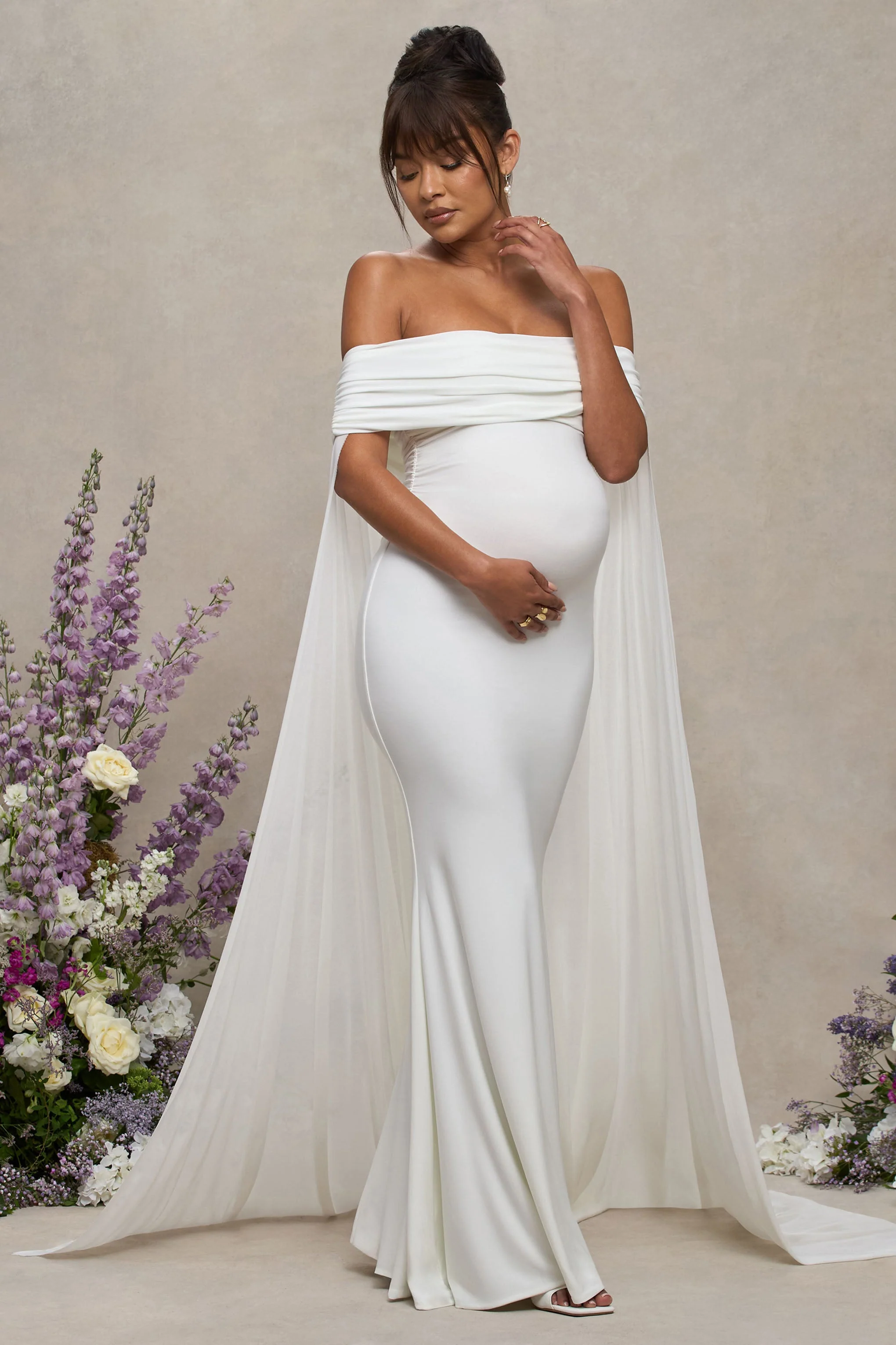 Carlotta | Witte Bardot Zwangerschaps Maxi Jurk Met Chiffon Cape - Image 5