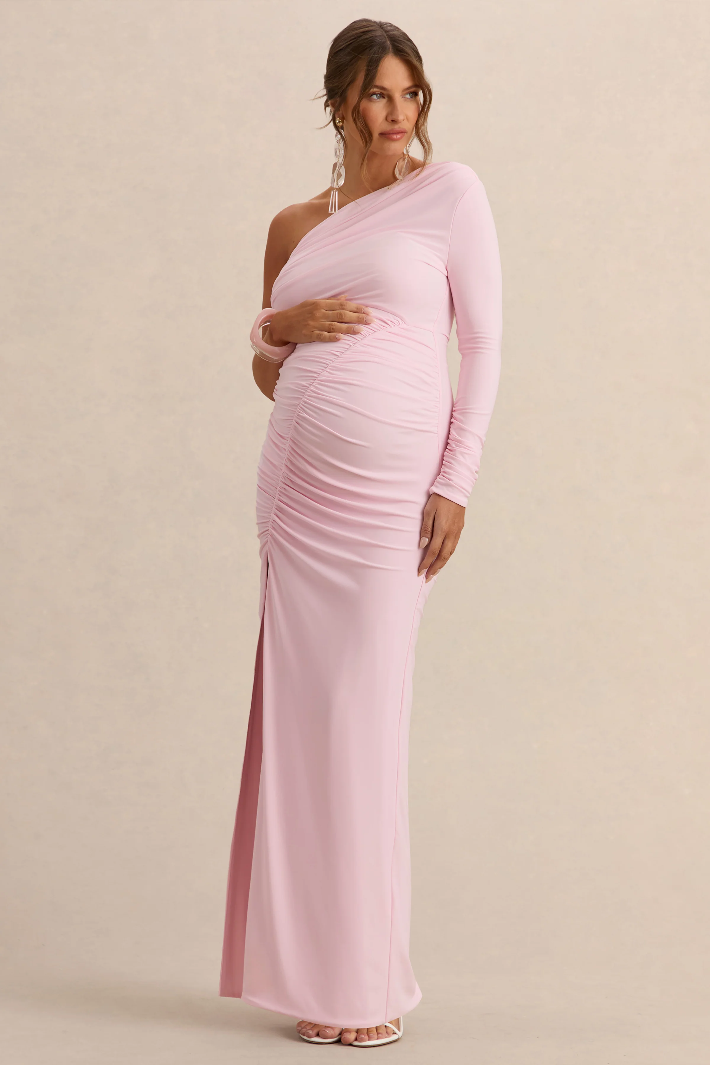 Cassiana | Lichtroze Asymmetrische Hals Zwangerschaps Maxi Jurk Met Hoge Voorsplit - Image 4