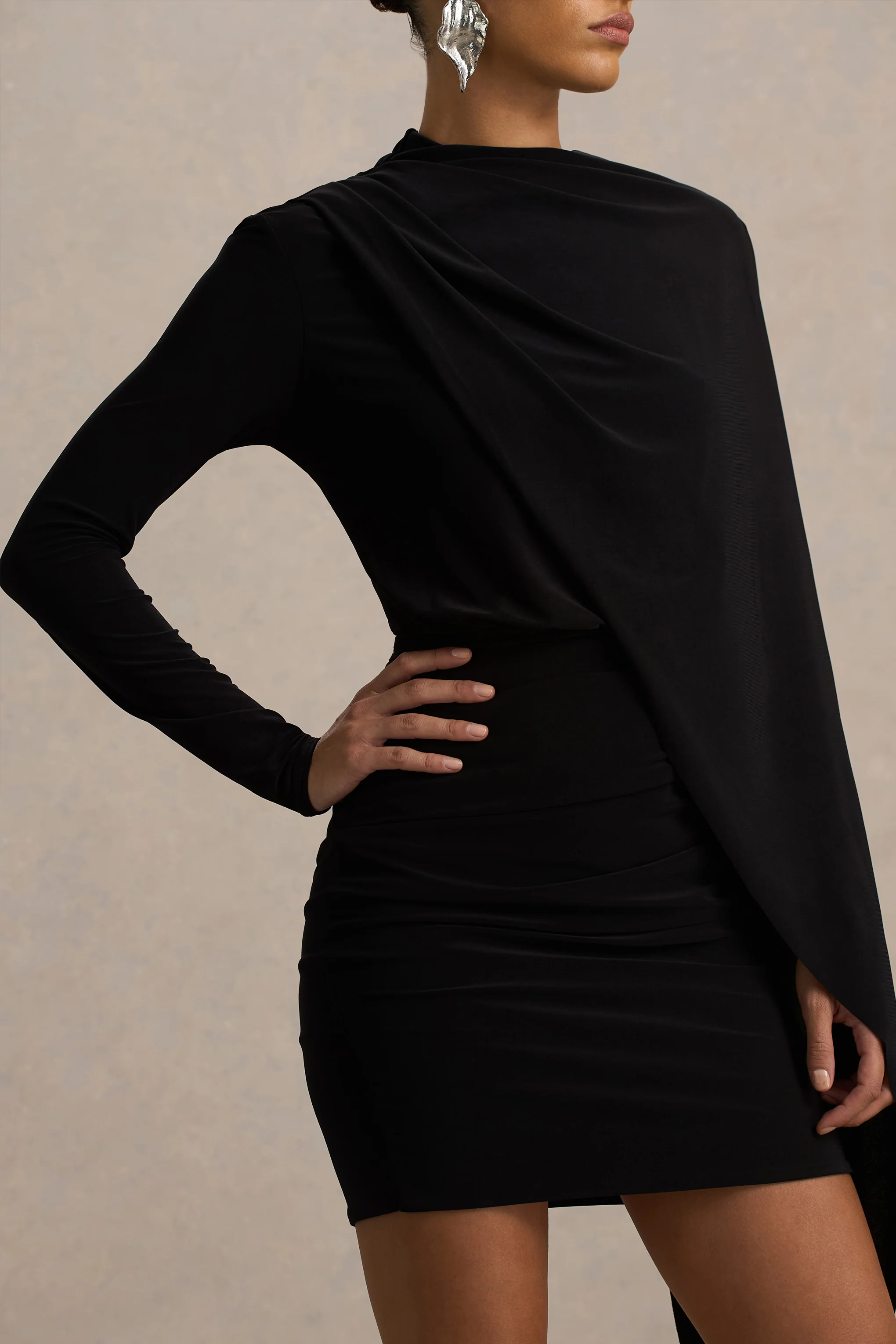 Celeste | Zwarte Mini Jurk Met Lange Cape Mouwen - Image 4