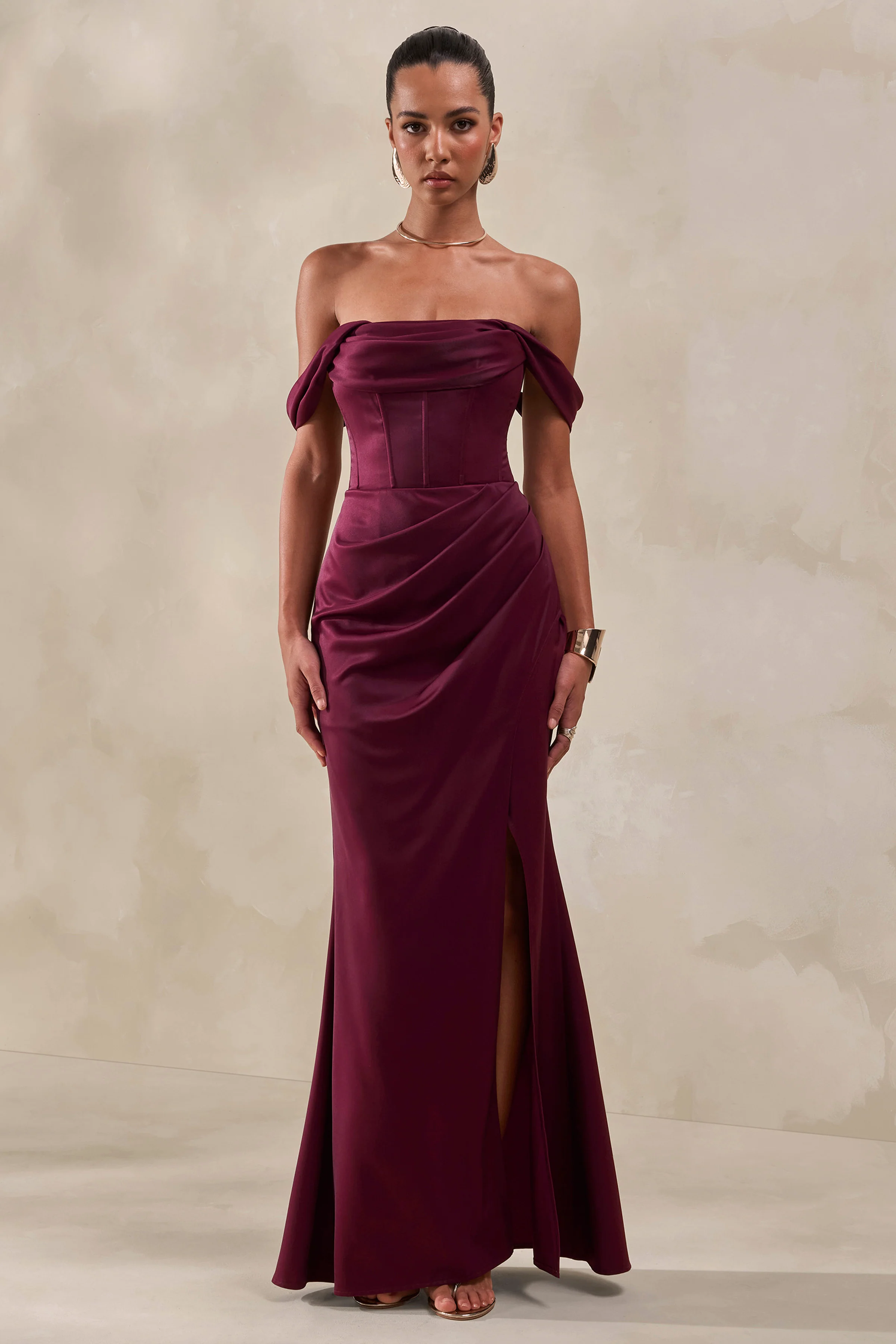 Celinea | Bordeaux Satijnen Bardot Hals Maxi Jurk Met Hoge Voorsplit