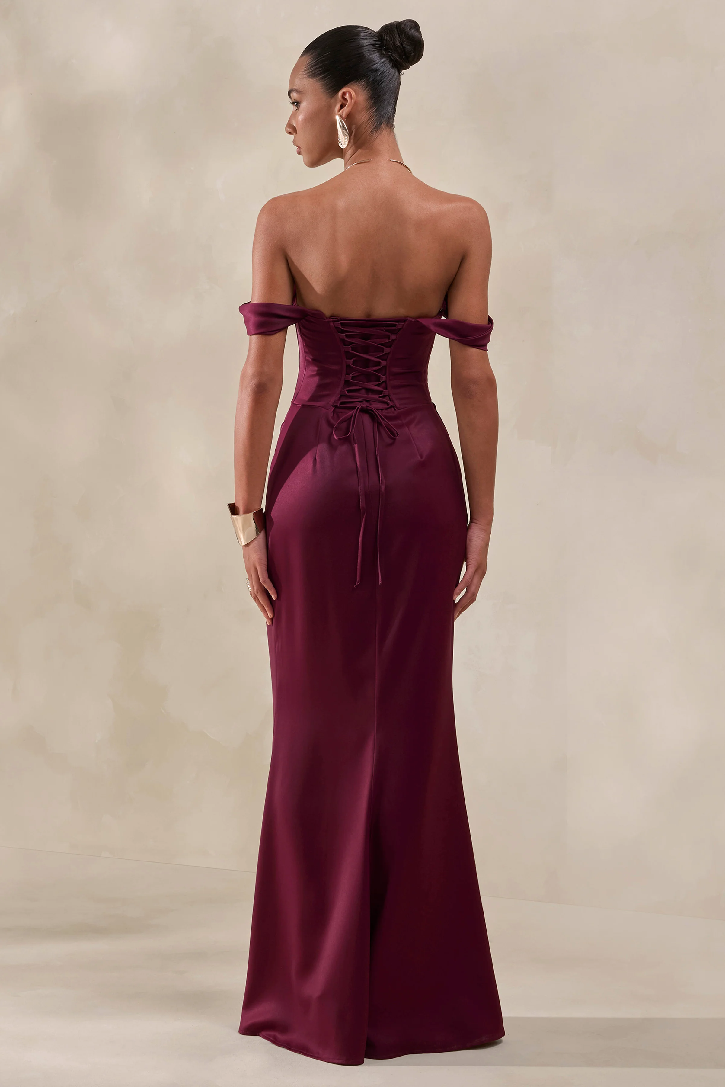 Celinea | Bordeaux Satijnen Bardot Hals Maxi Jurk Met Hoge Voorsplit - Image 2
