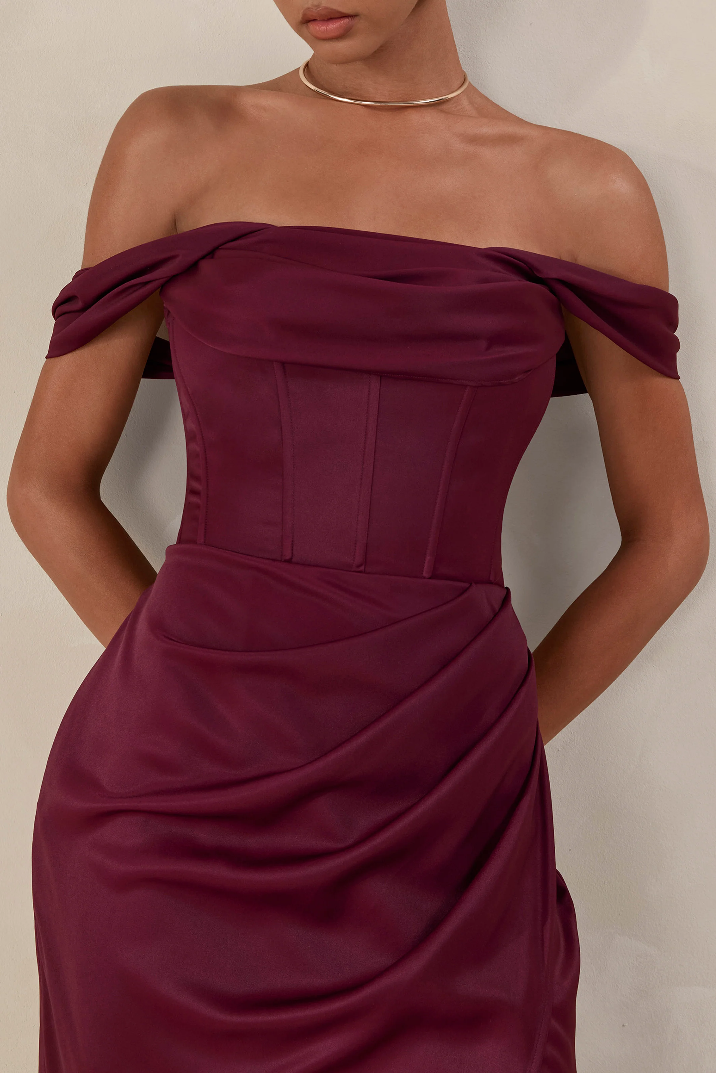Celinea | Bordeaux Satijnen Bardot Hals Maxi Jurk Met Hoge Voorsplit - Image 3
