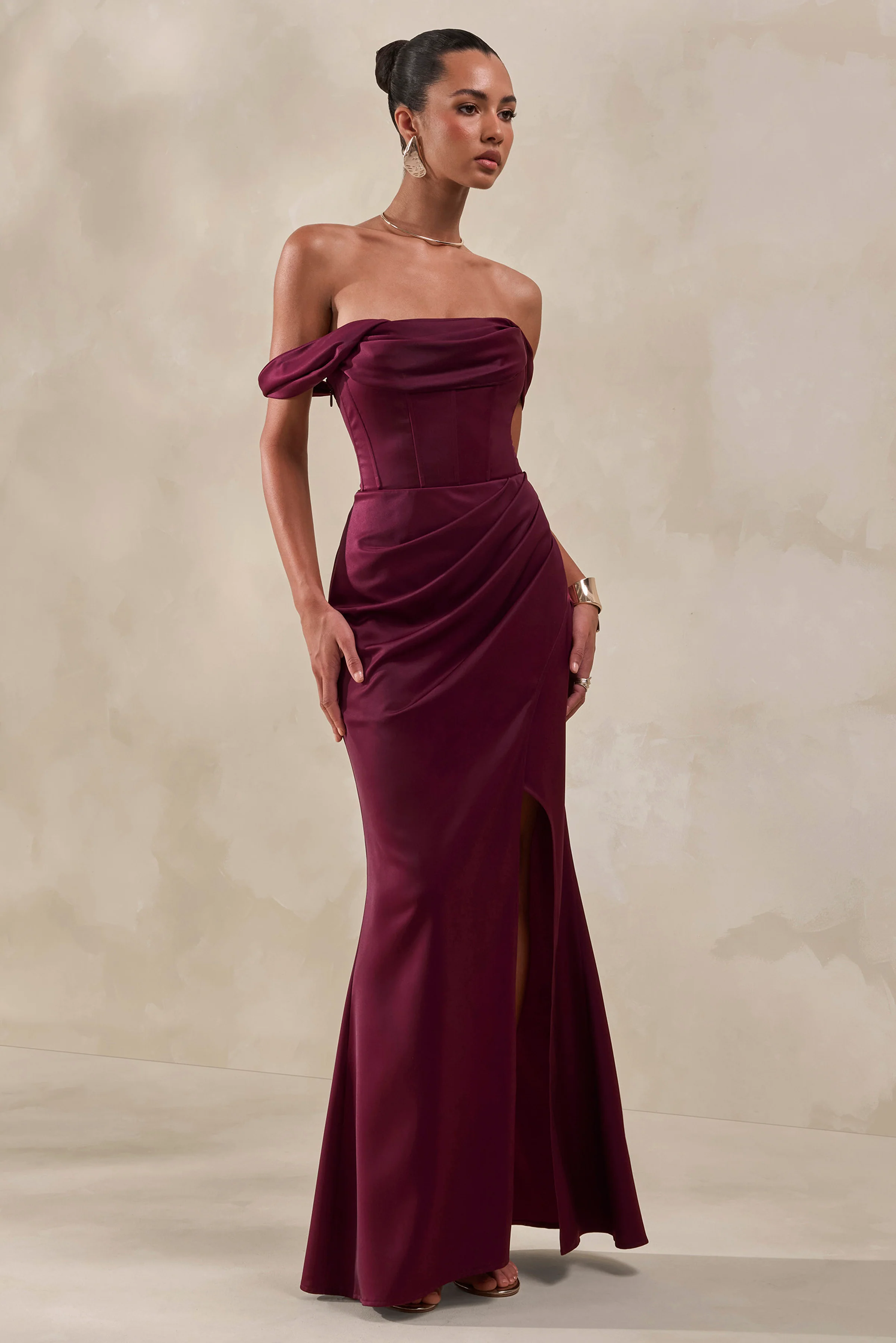 Celinea | Bordeaux Satijnen Bardot Hals Maxi Jurk Met Hoge Voorsplit - Image 4