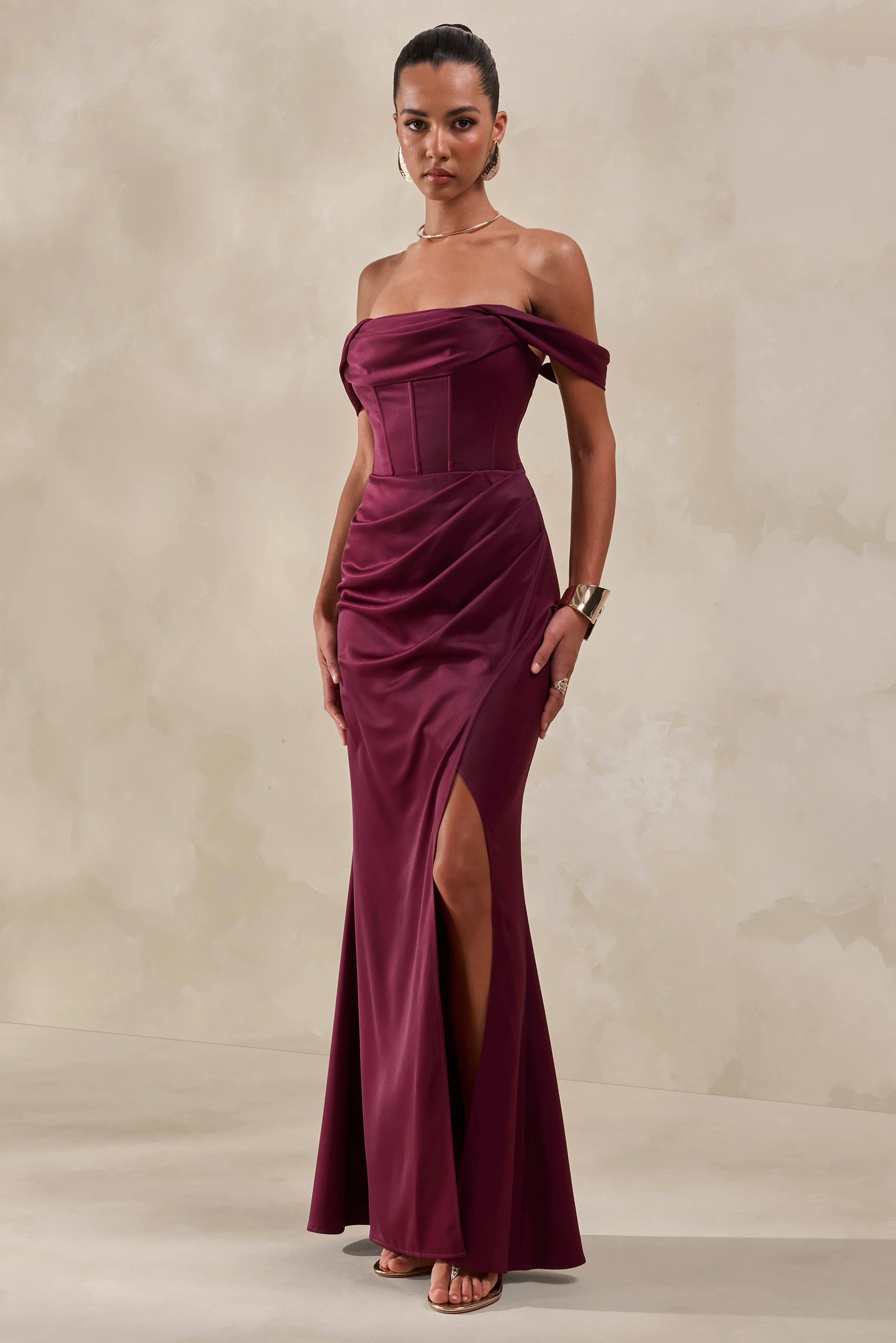Celinea | Bordeaux Satijnen Bardot Hals Maxi Jurk Met Hoge Voorsplit - Image 5