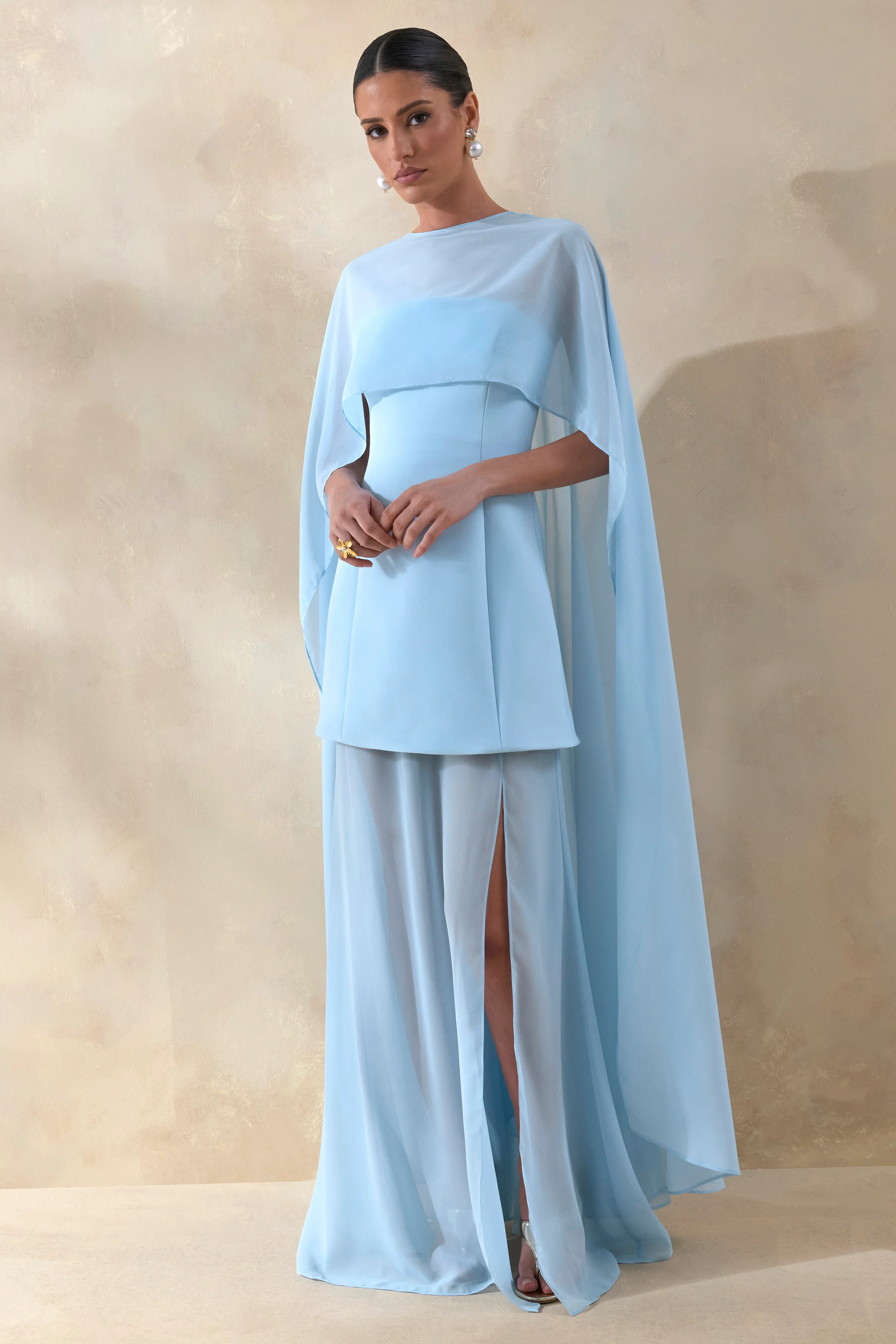 Chessa | Poederblauwe Boot Hals Maxi Jurk With Doorschijnende Cape