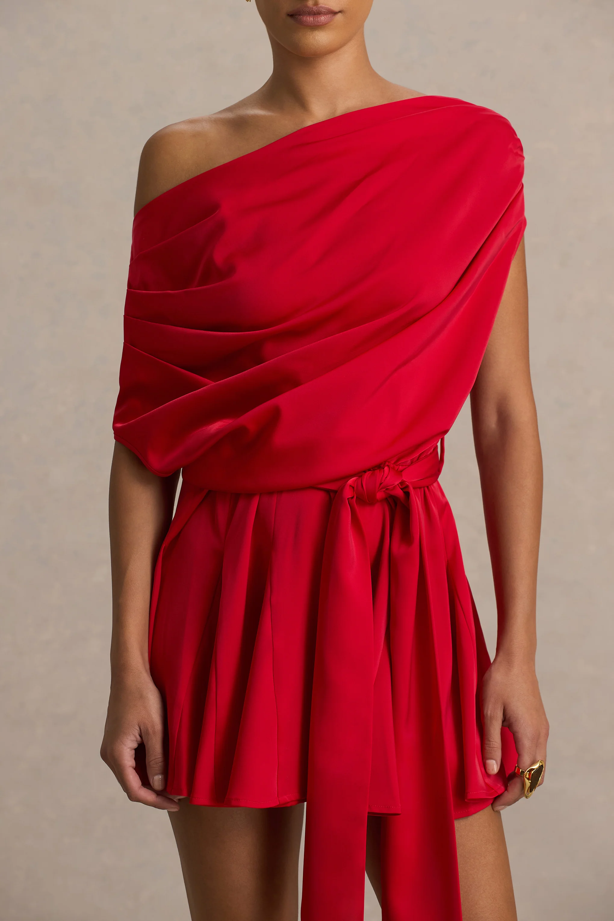 Clydie | Rode Satijnen Asymmetrische Playsuit Met Gestrikte Taille - Image 4