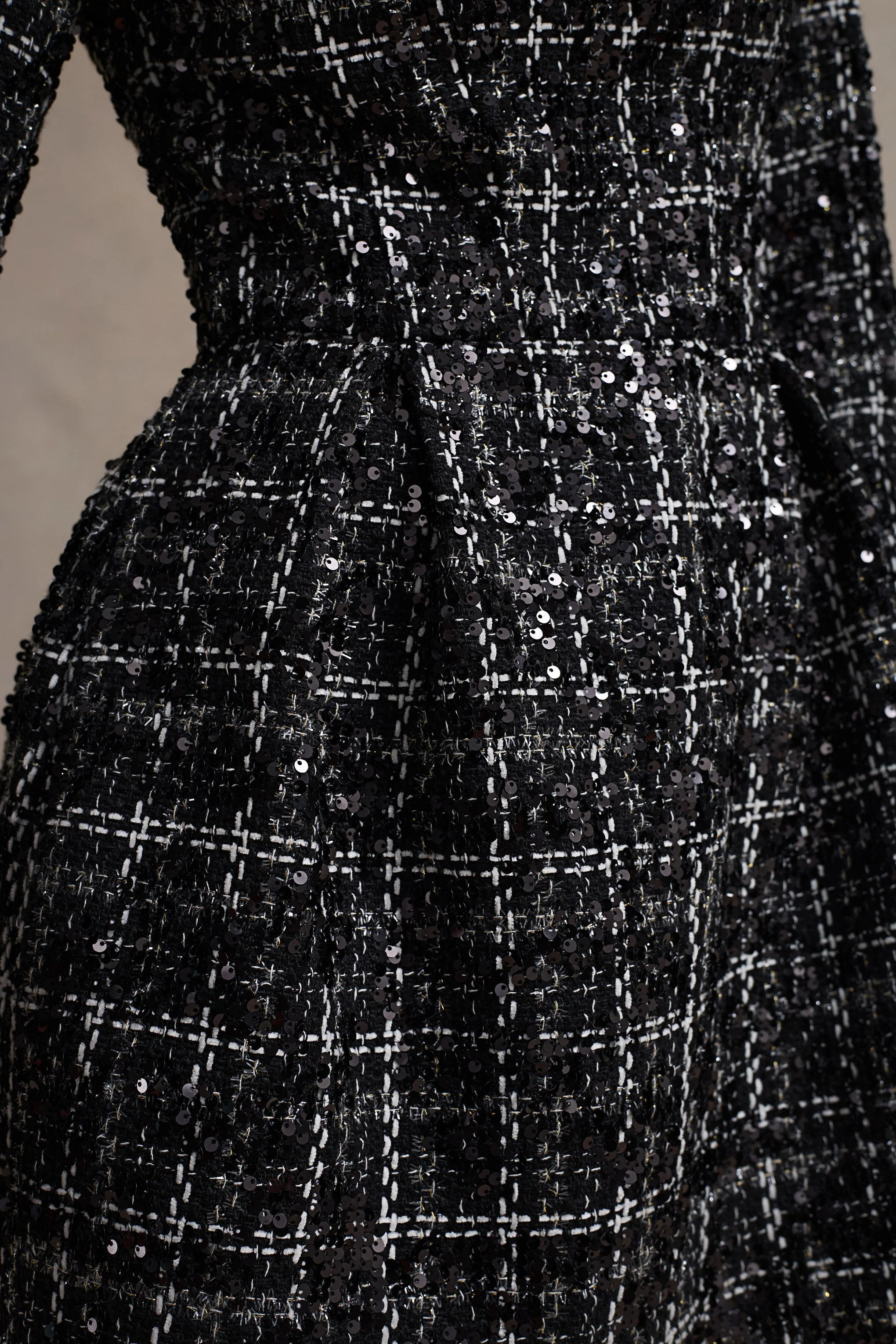 Contessa | Zwarte Boucle Mini Jurk Met Lange Mouwen - Image 8