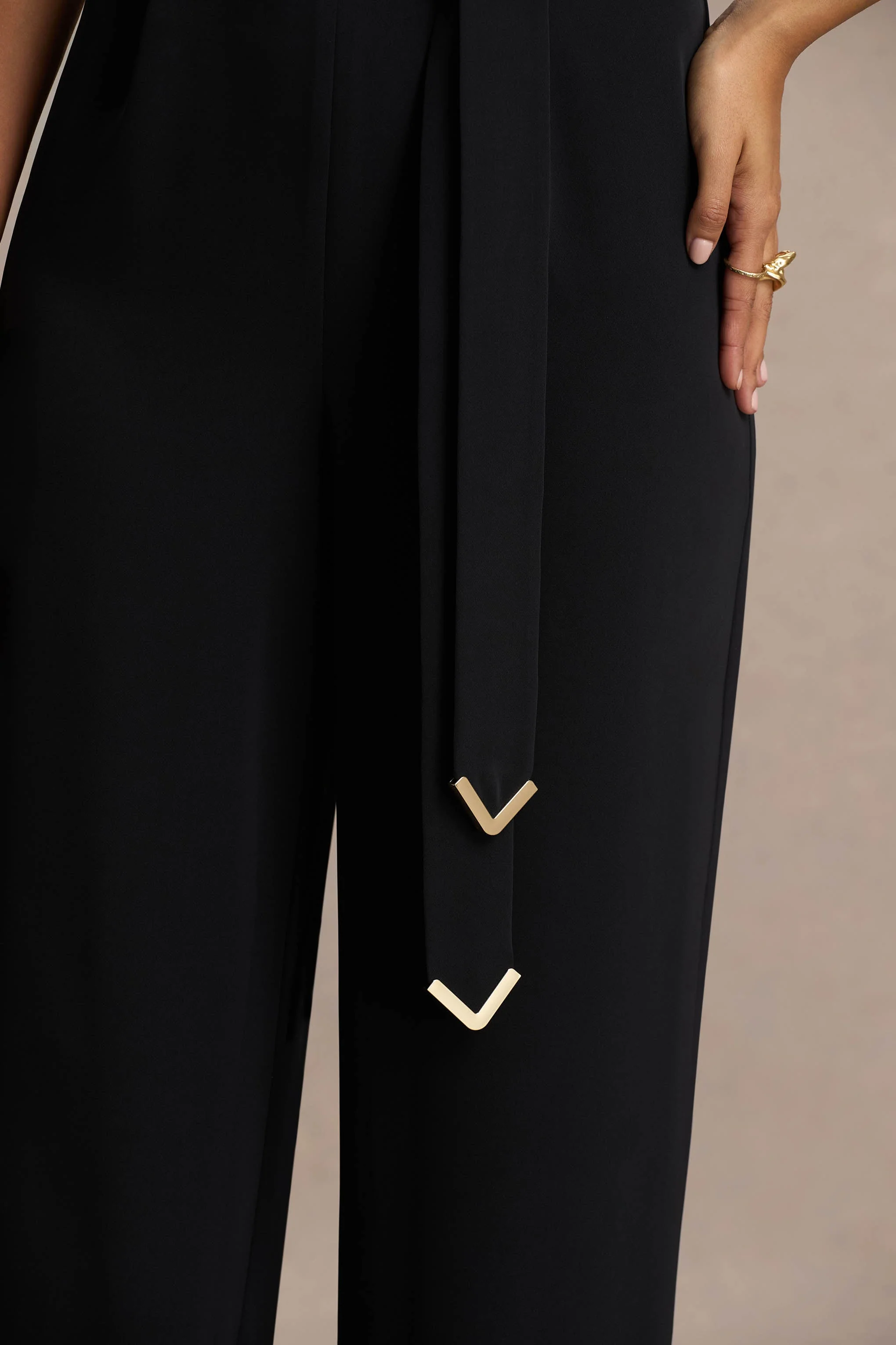 Corina | Zwarte Draperend Hals Jumpsuit Met Geknoopte detail - Image 6