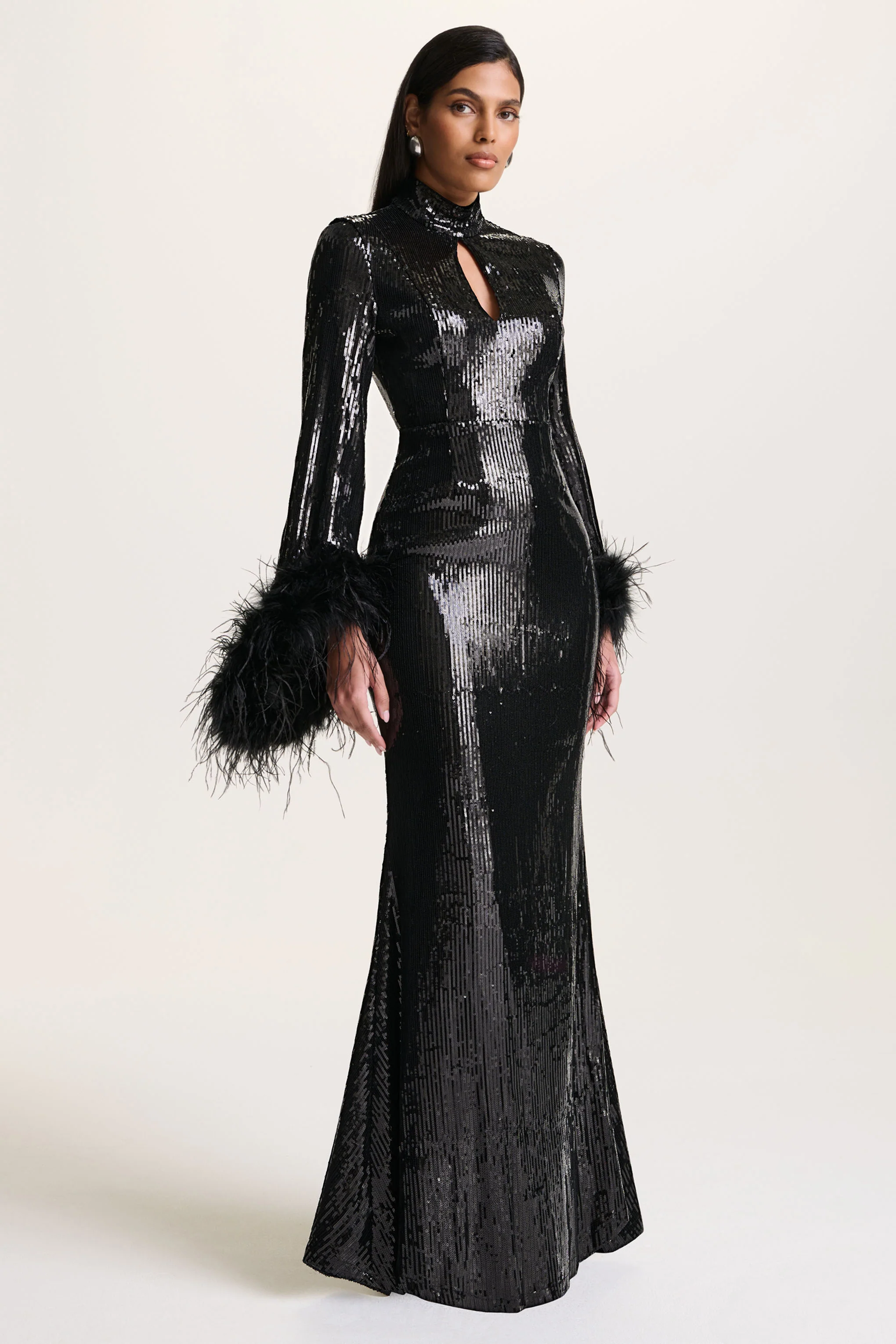Cosmic Star | Zwarte Pailletten Hoge Hals Maxi Jurk Met Veren Manchetten - Image 5