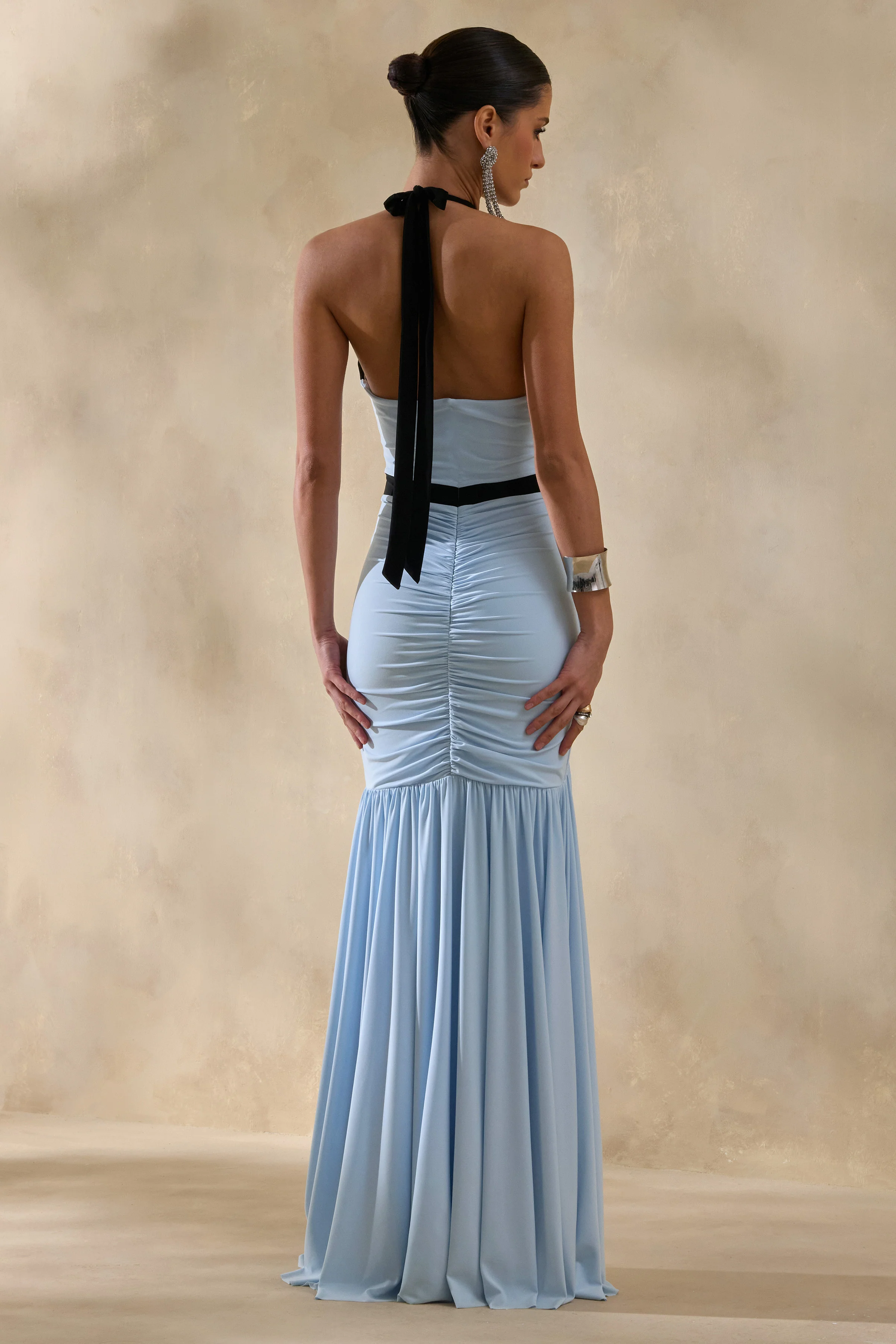 Cosmina | Lichtblauwe Diepe V-Hals Maxi Jurk Met Strik Detail - Image 2