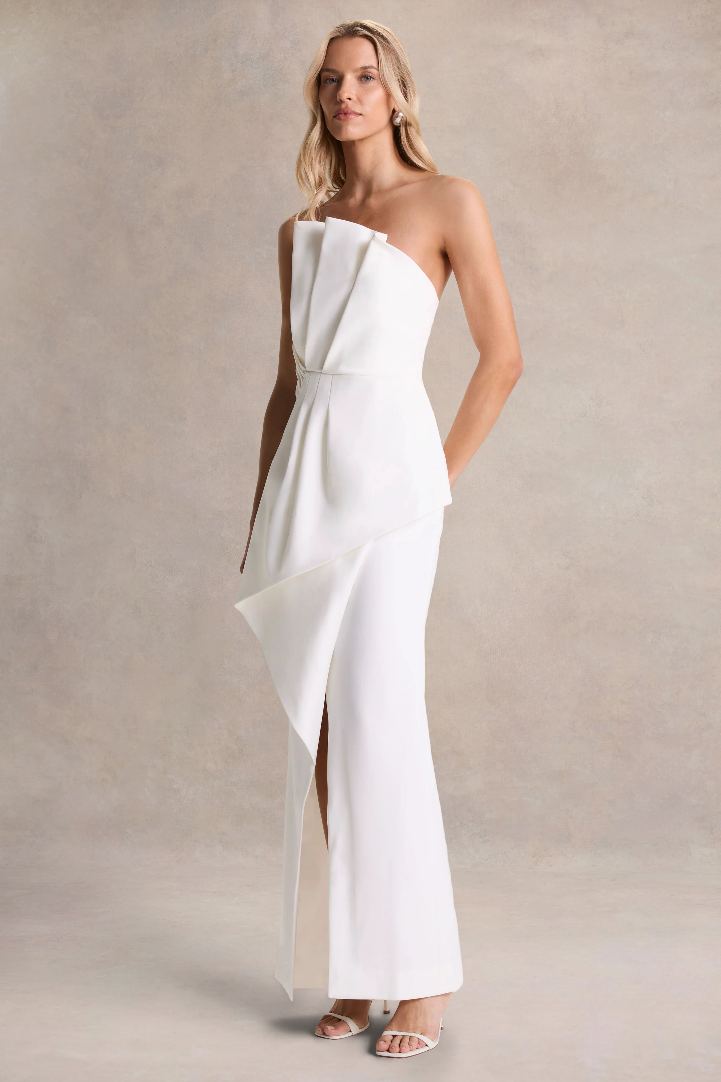 Dreamy Whispers | Crème Strapless Ruches Maxi Jurk Met Split - Image 4