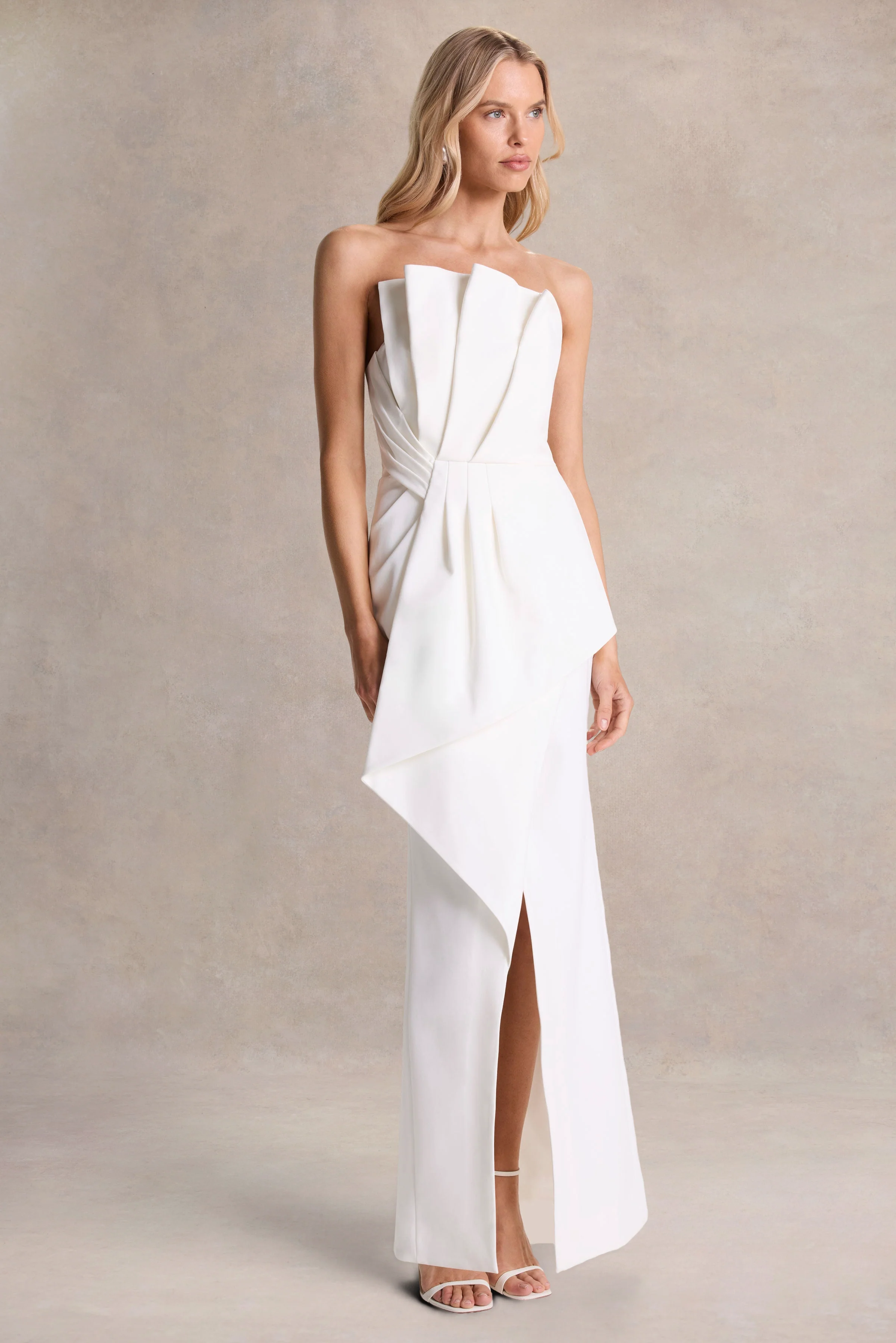 Dreamy Whispers | Crème Strapless Ruches Maxi Jurk Met Split - Image 5