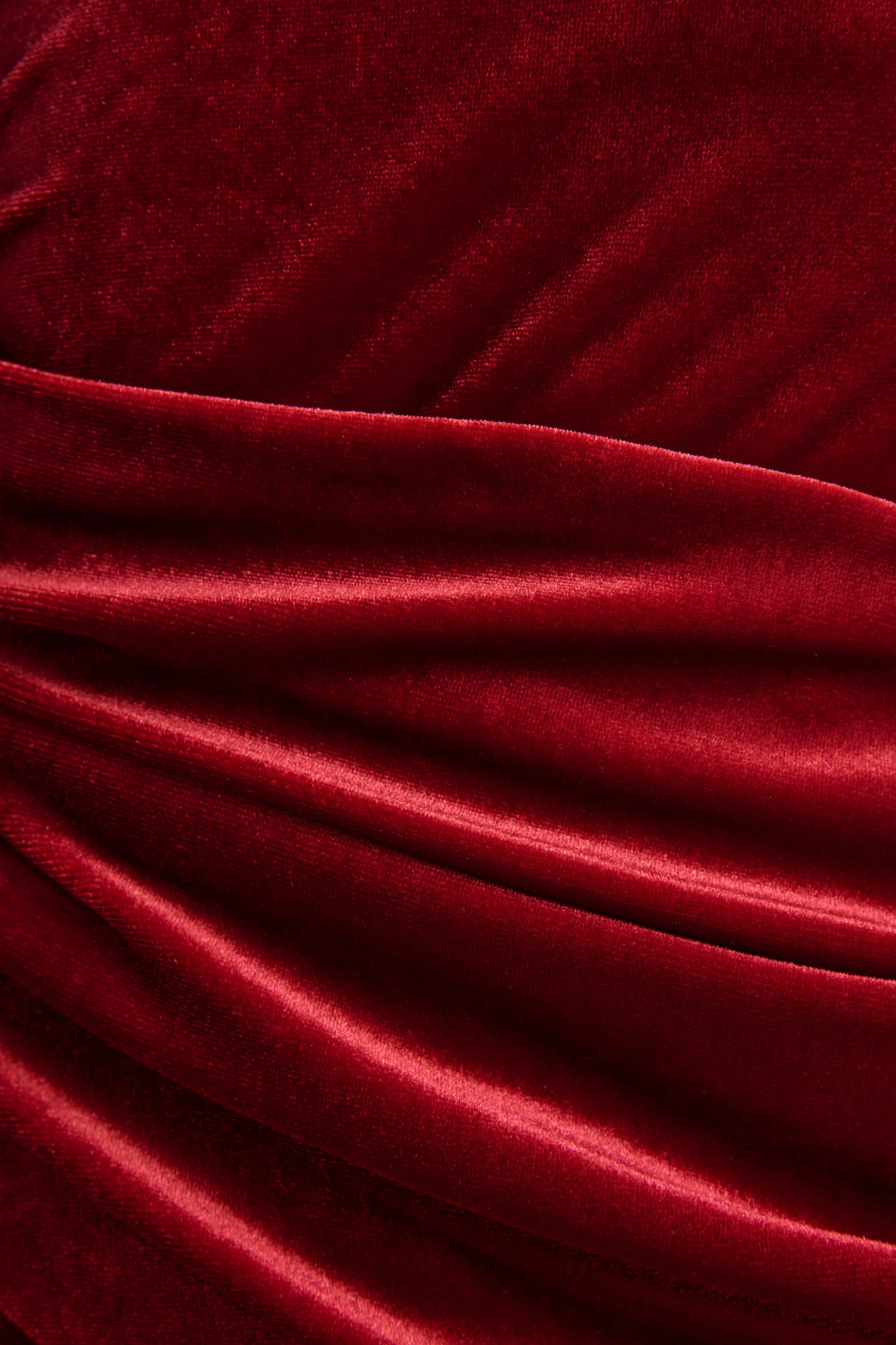 Eirene | Rode Fluwelen Midi Jurk met Asymmetrische Halslijn - Image 8