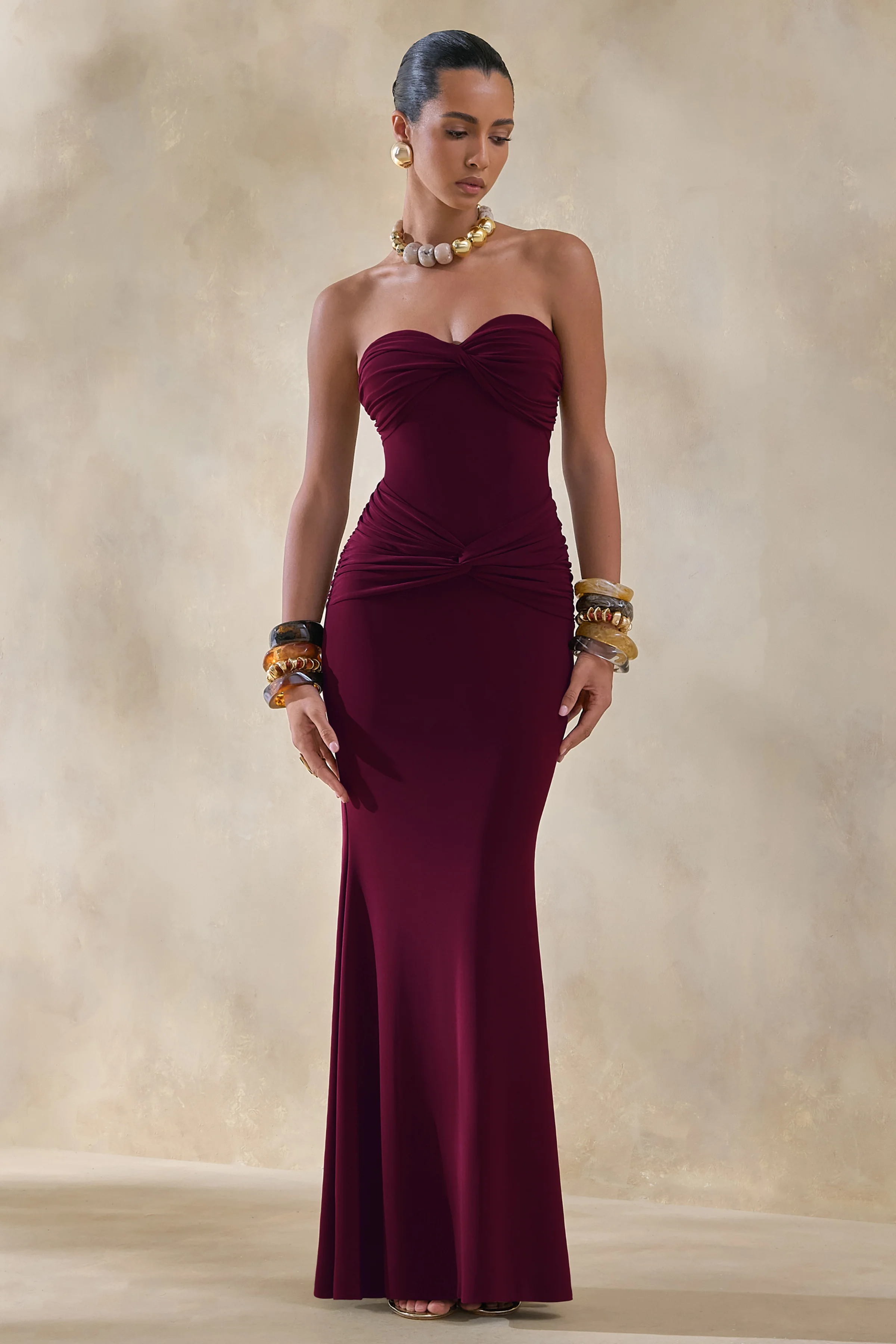 Elodia | Bordeaux Bandeau Maxi Jurk Met Gerimpelde Details - Image 4