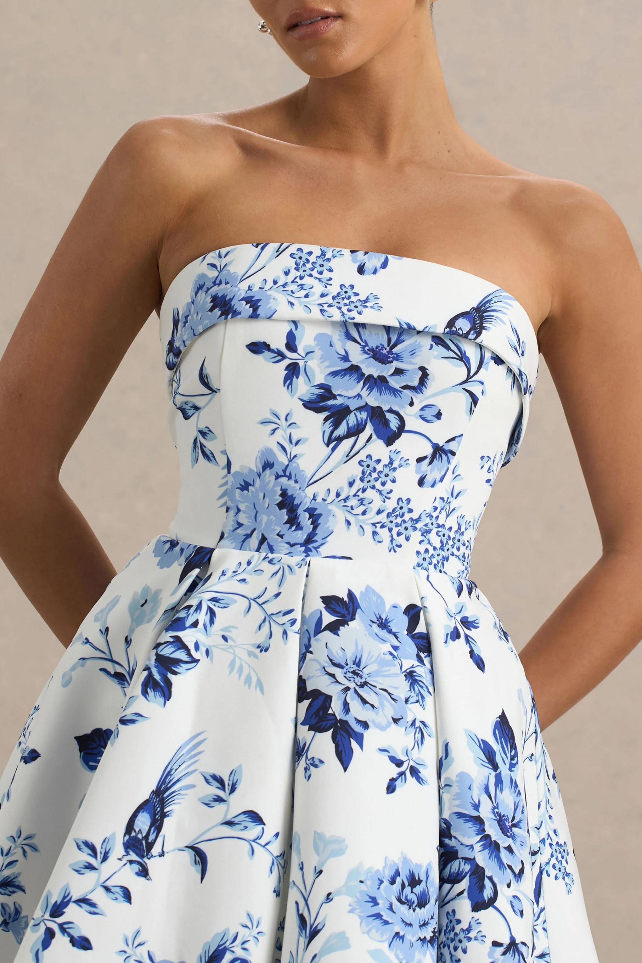 Fiorenza | Blauwe Porselein Print Bandeau Mini Jurk Met Volumineuze Rok - Image 3