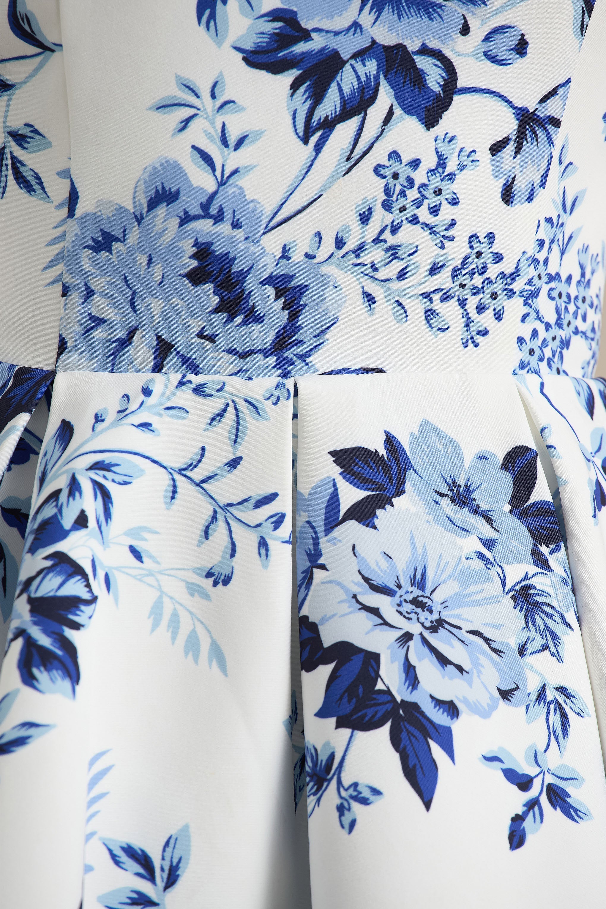 Fiorenza | Blauwe Porselein Print Bandeau Mini Jurk Met Volumineuze Rok - Image 6