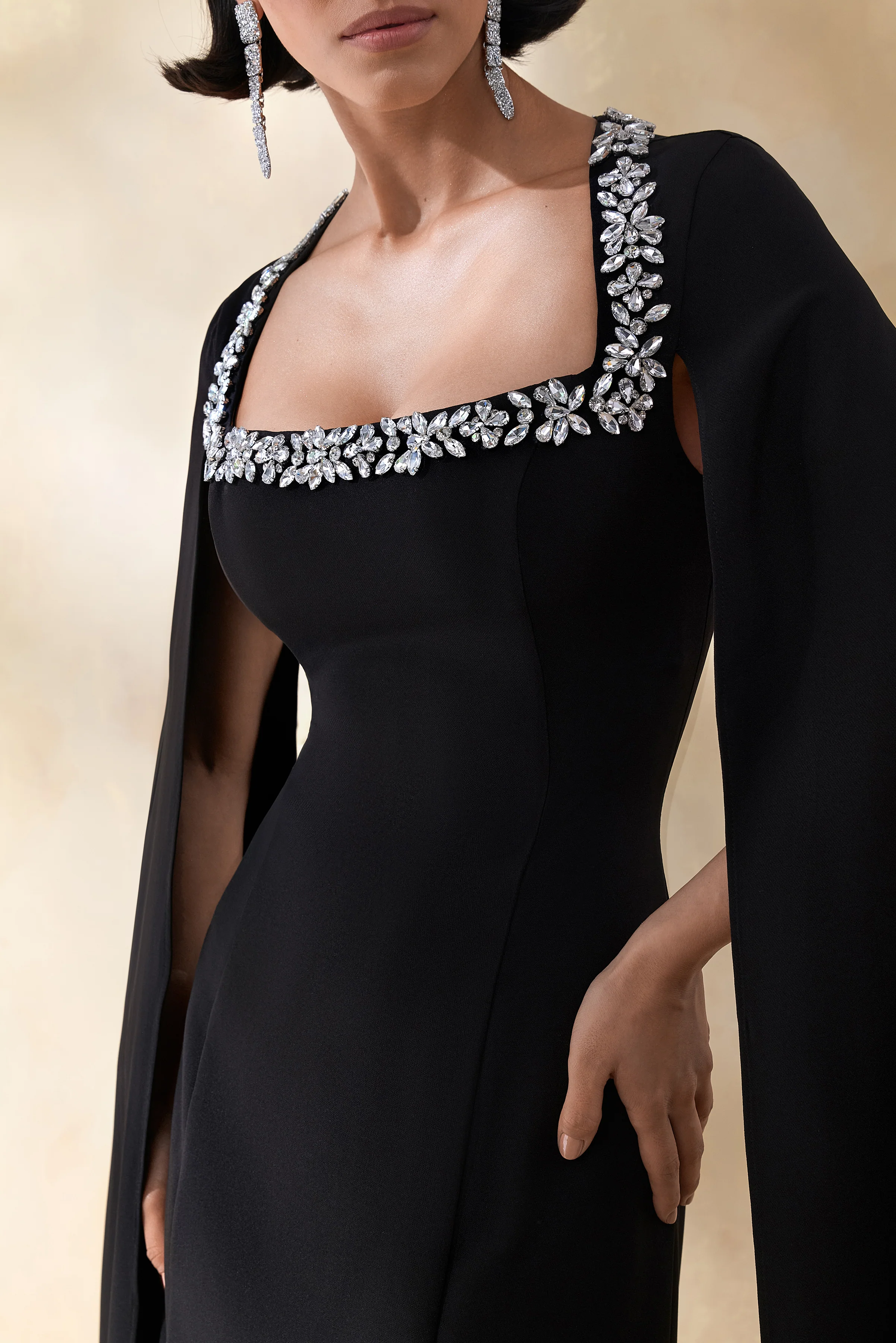 Glossy | Zwarte Geweven Vierkante Hals Maxi Jurk Met Cape Mouwen En Versierde Details - Image 3