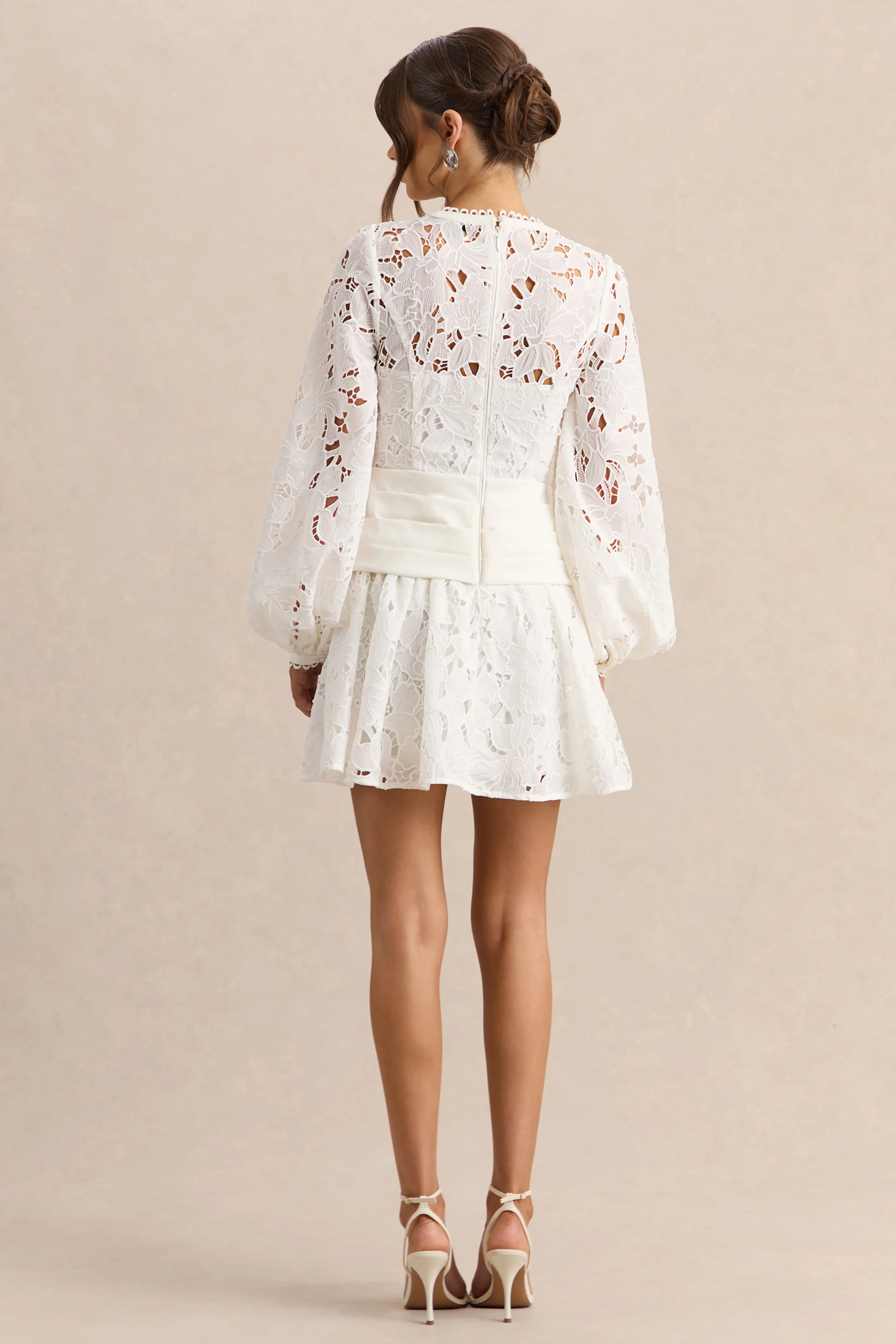 Helena | Witte Ronde Hals Mini Jurk Met Pof Mouwen En Geplooide Rok - Image 2