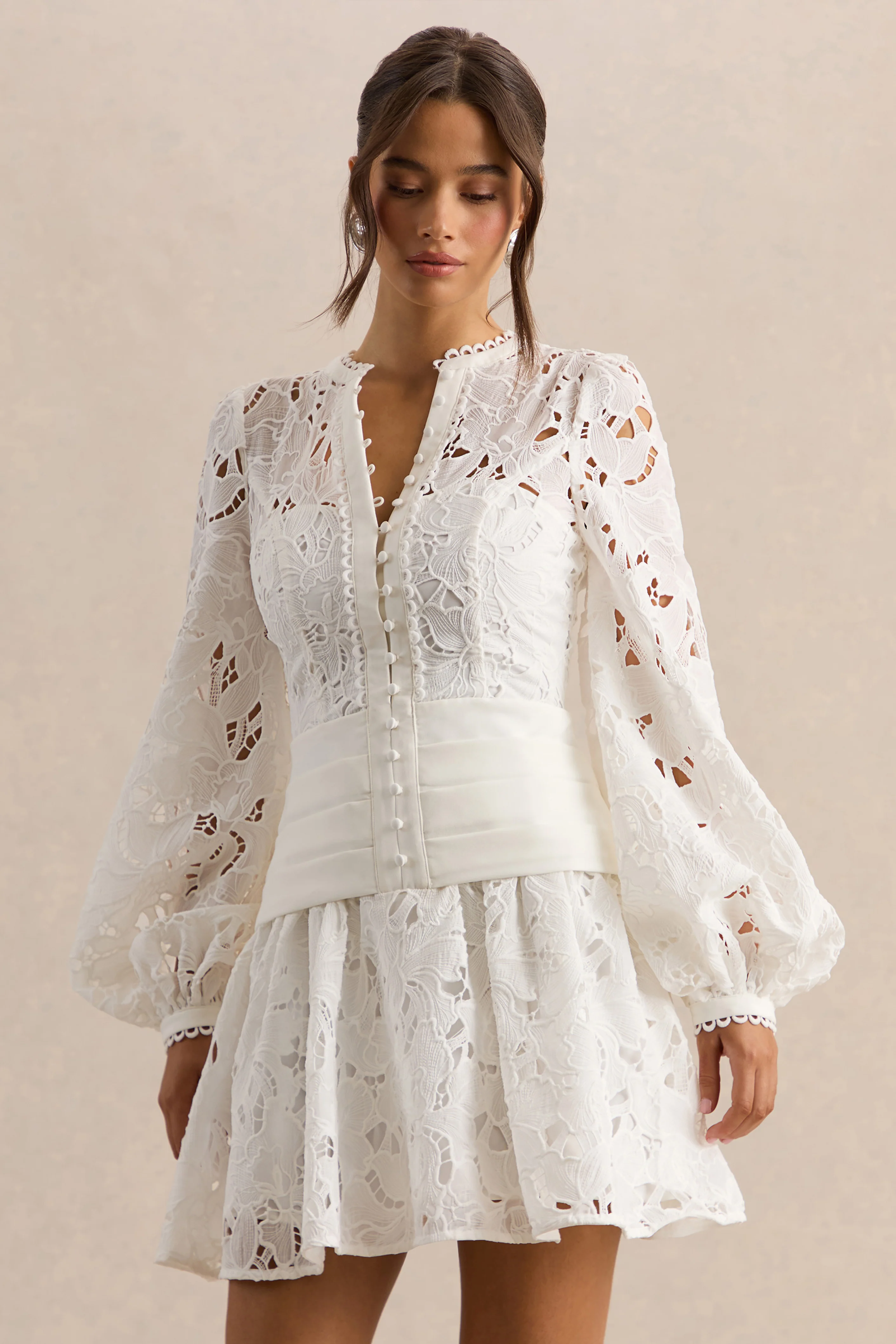 Helena | Witte Ronde Hals Mini Jurk Met Pof Mouwen En Geplooide Rok - Image 7
