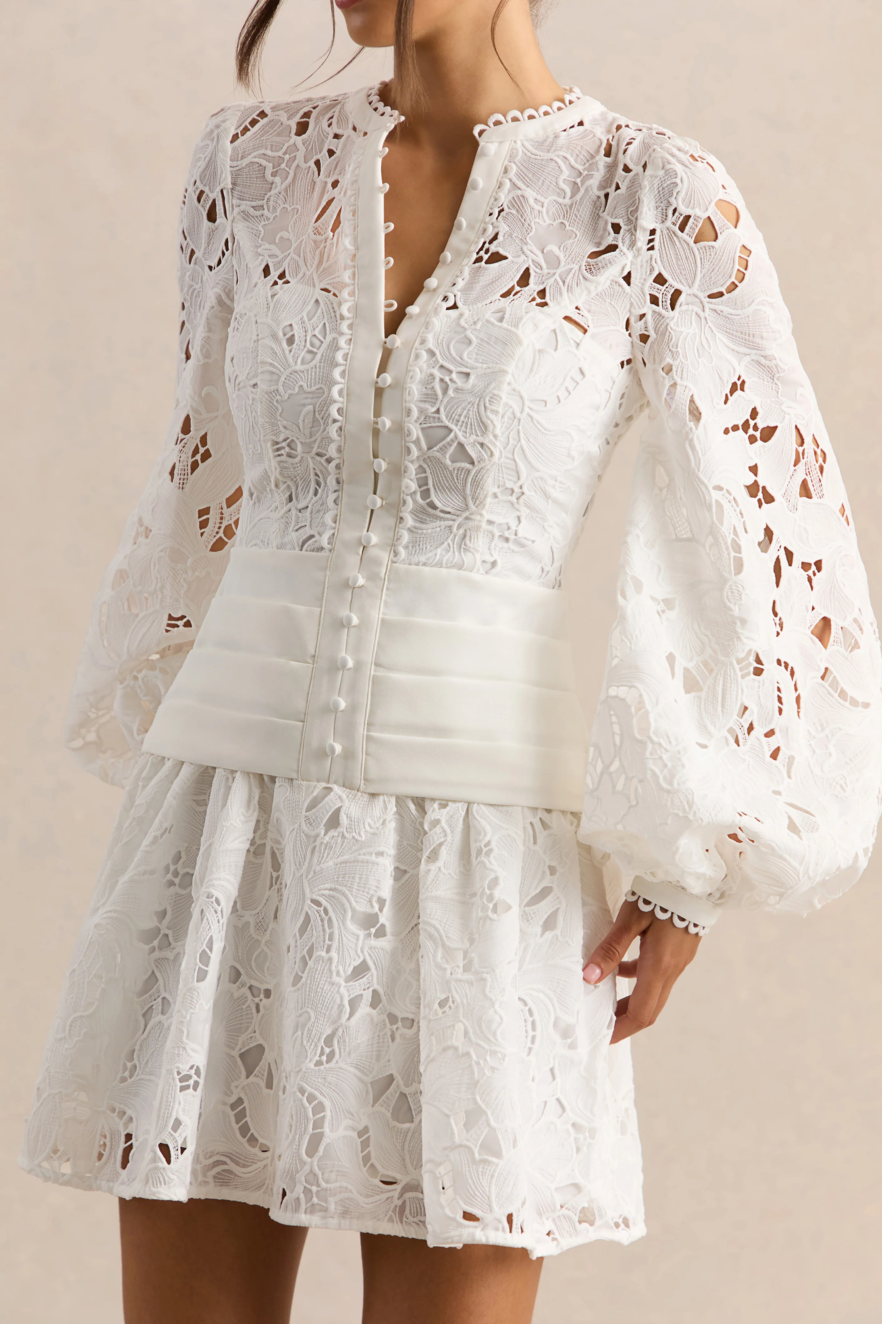 Helena | Witte Ronde Hals Mini Jurk Met Pof Mouwen En Geplooide Rok - Image 8