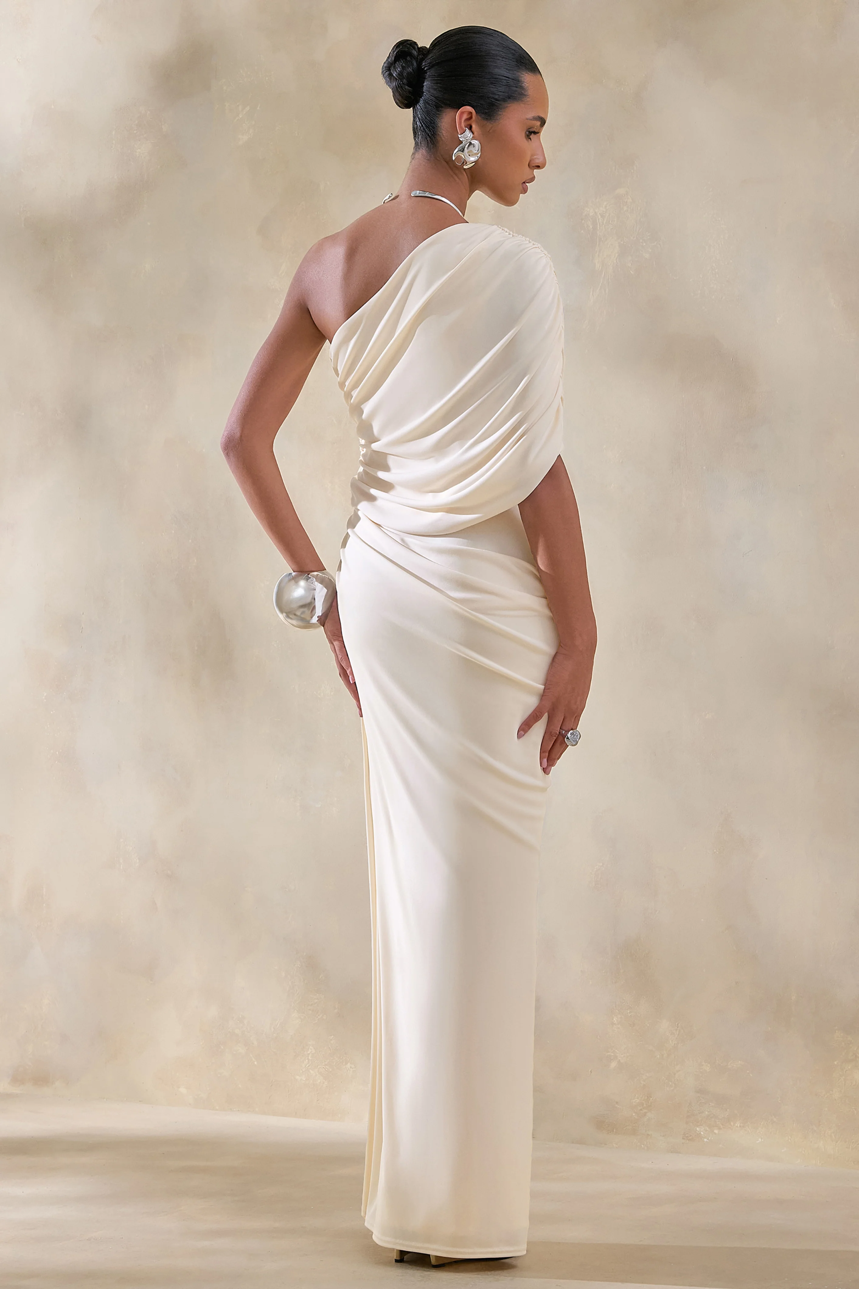 Iberia | Crème Maxi Jurk met Asymmetrische Hals en Draperende Details - Image 2