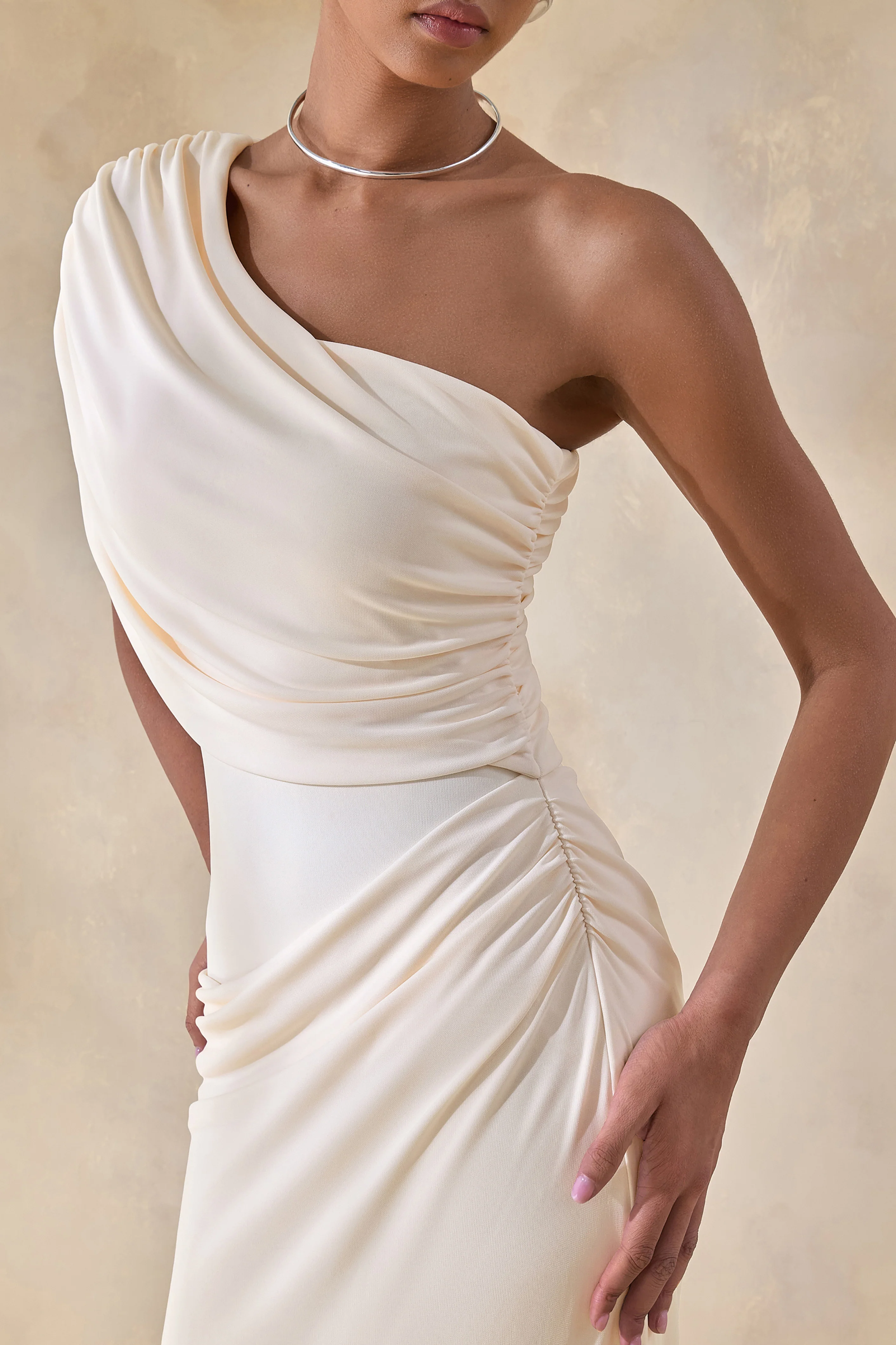 Iberia | Crème Maxi Jurk met Asymmetrische Hals en Draperende Details - Image 3