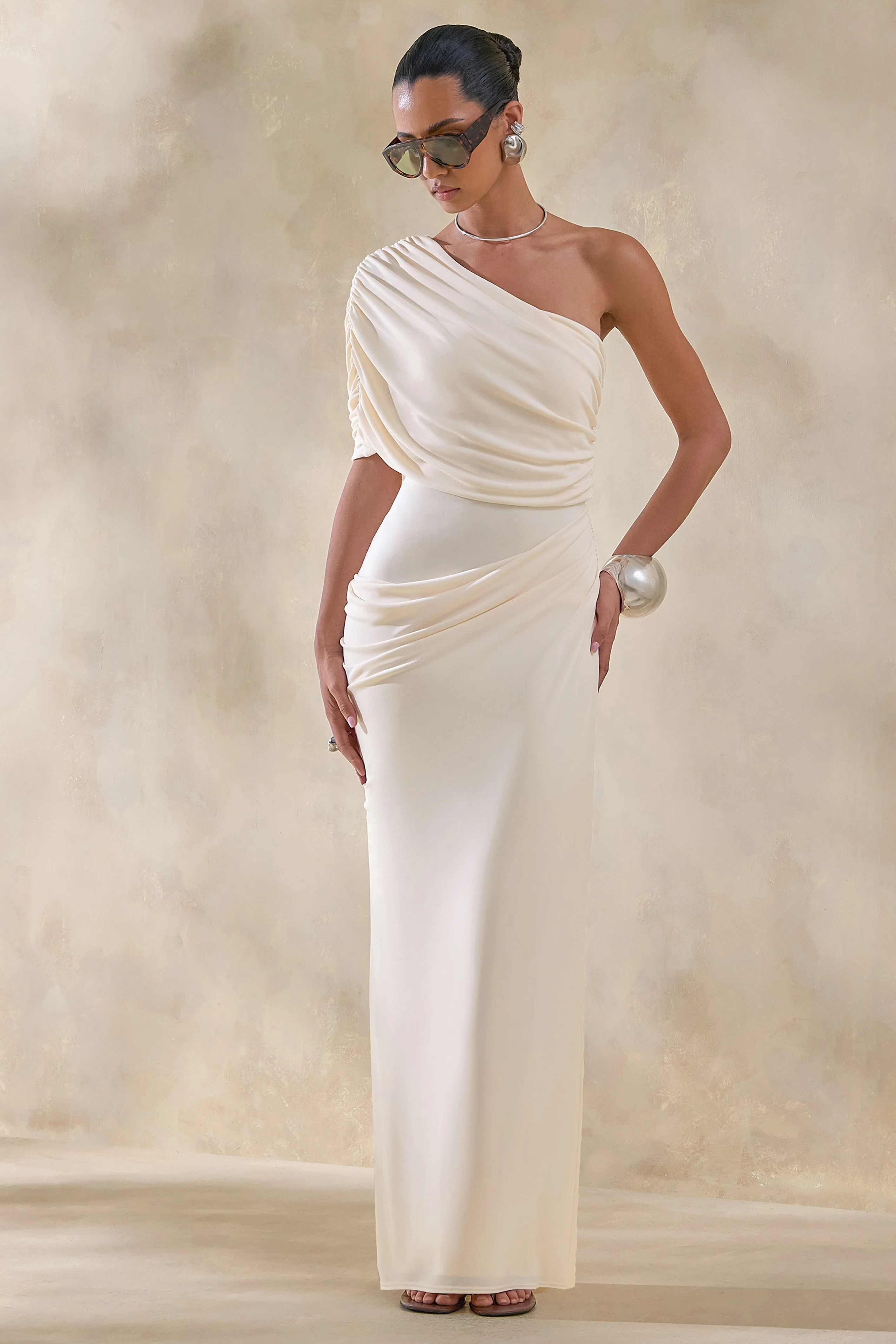 Iberia | Crème Maxi Jurk met Asymmetrische Hals en Draperende Details - Image 4